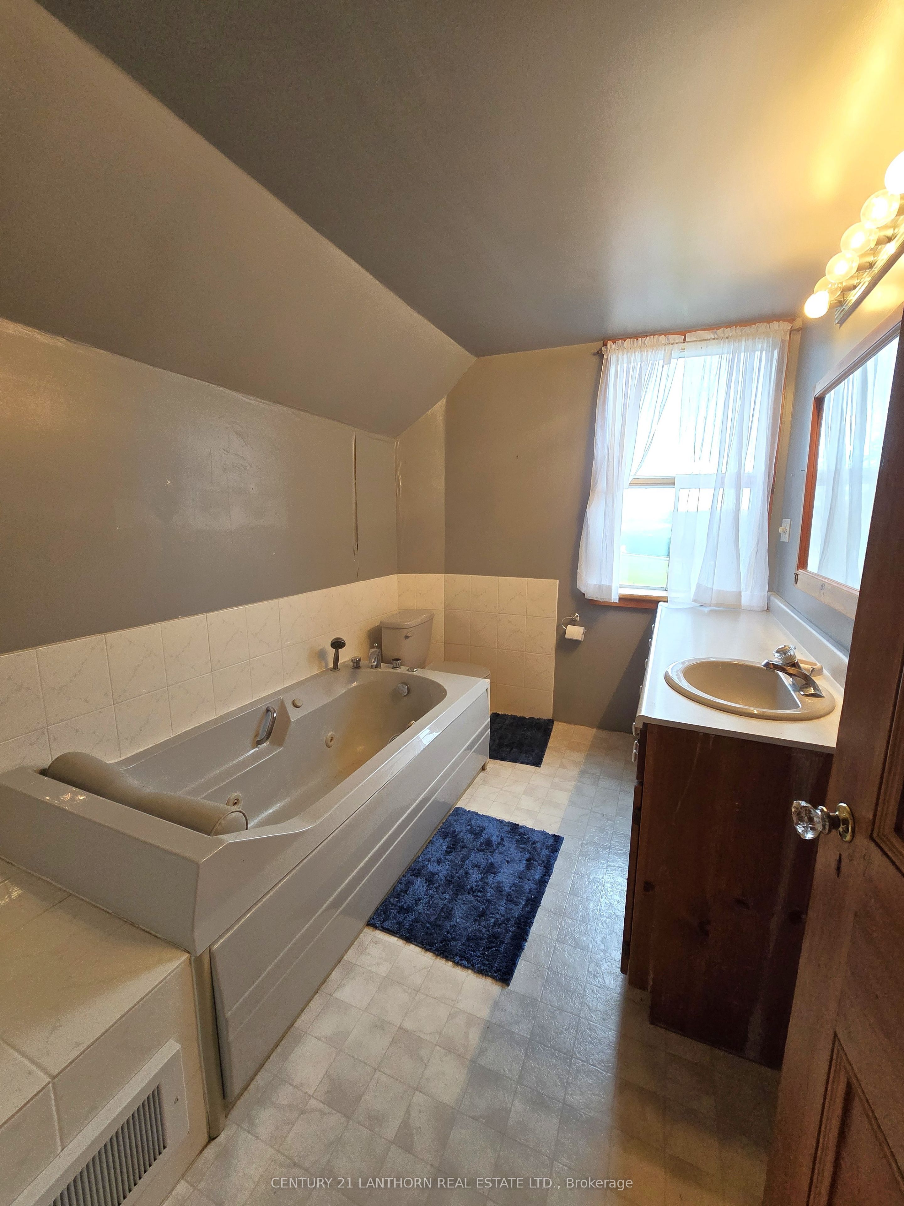 488297 30th Side Road Property Photo 31
