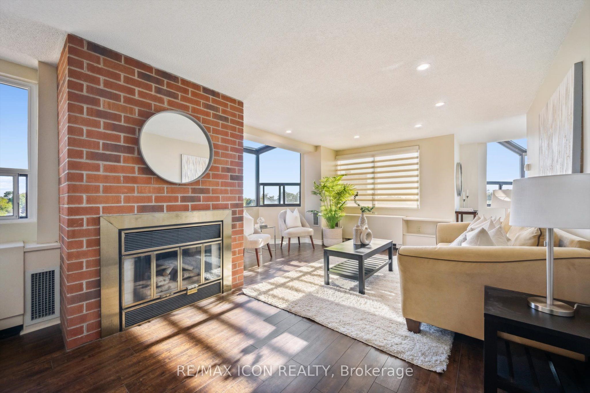 20 Ellen Street E 610 Property Photo 2