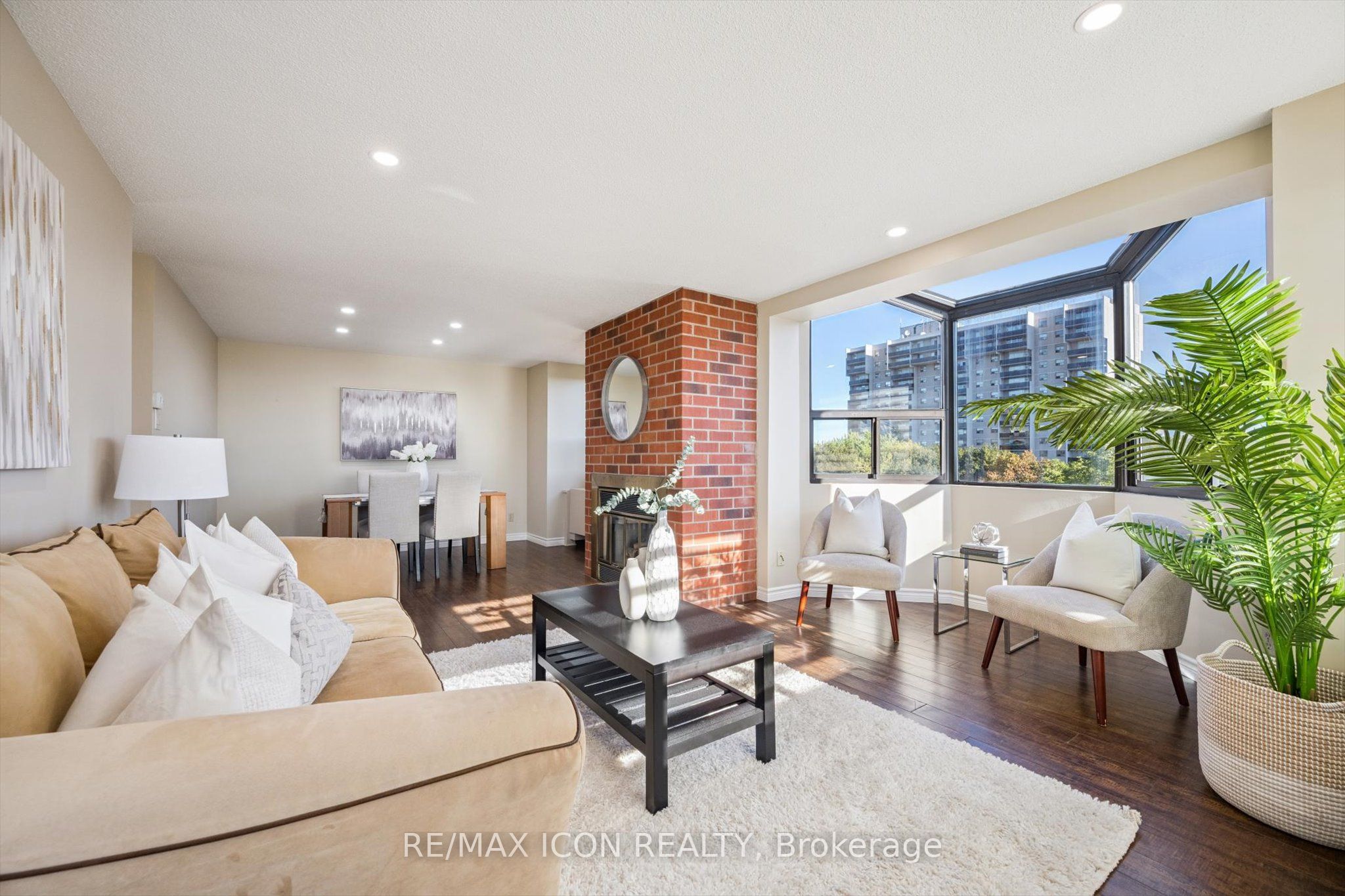 20 Ellen Street E 610 Property Photo 4