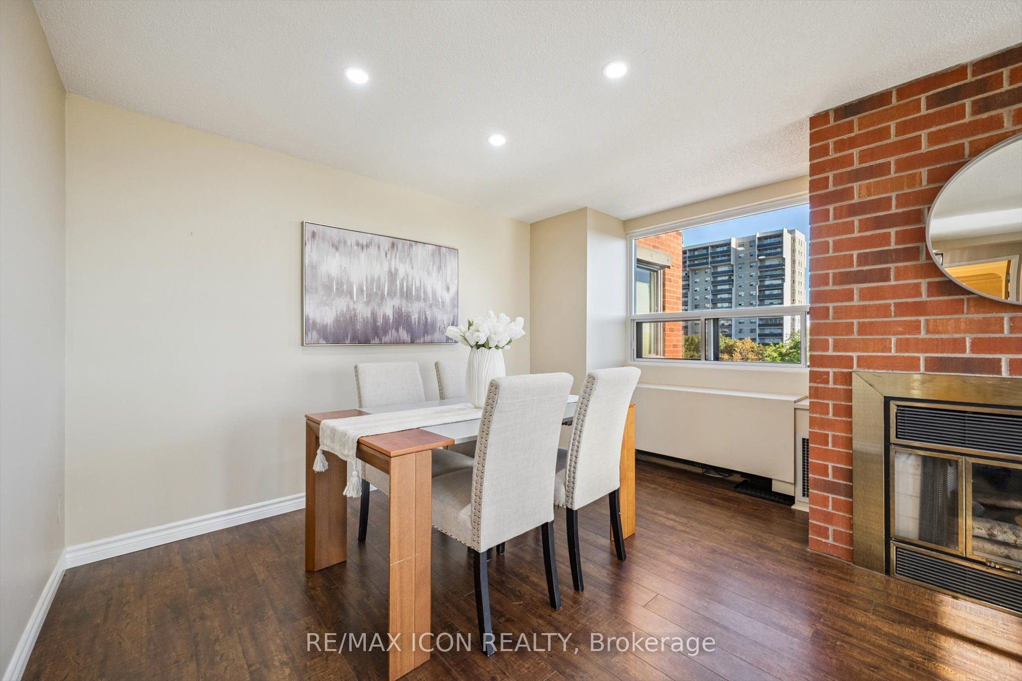 20 Ellen Street E 610 Property Photo 8