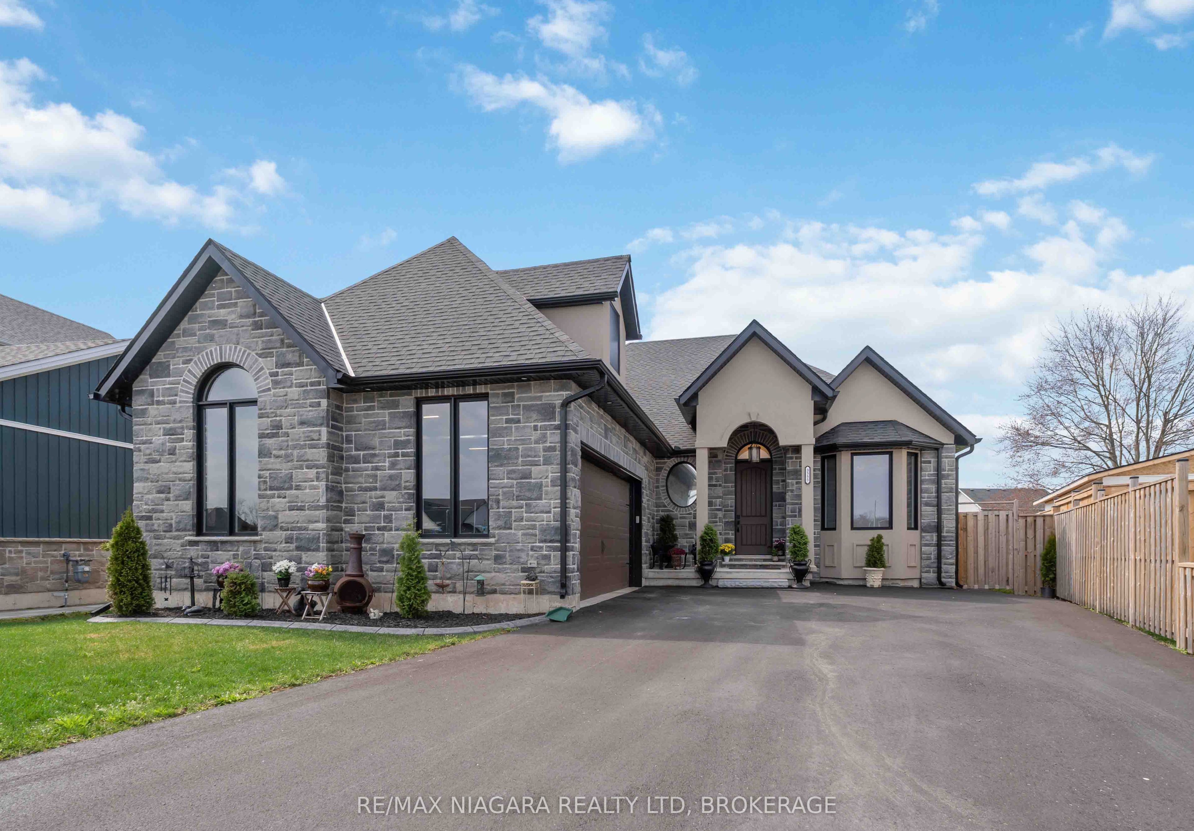 3555 Canfield Crescent Property Photo