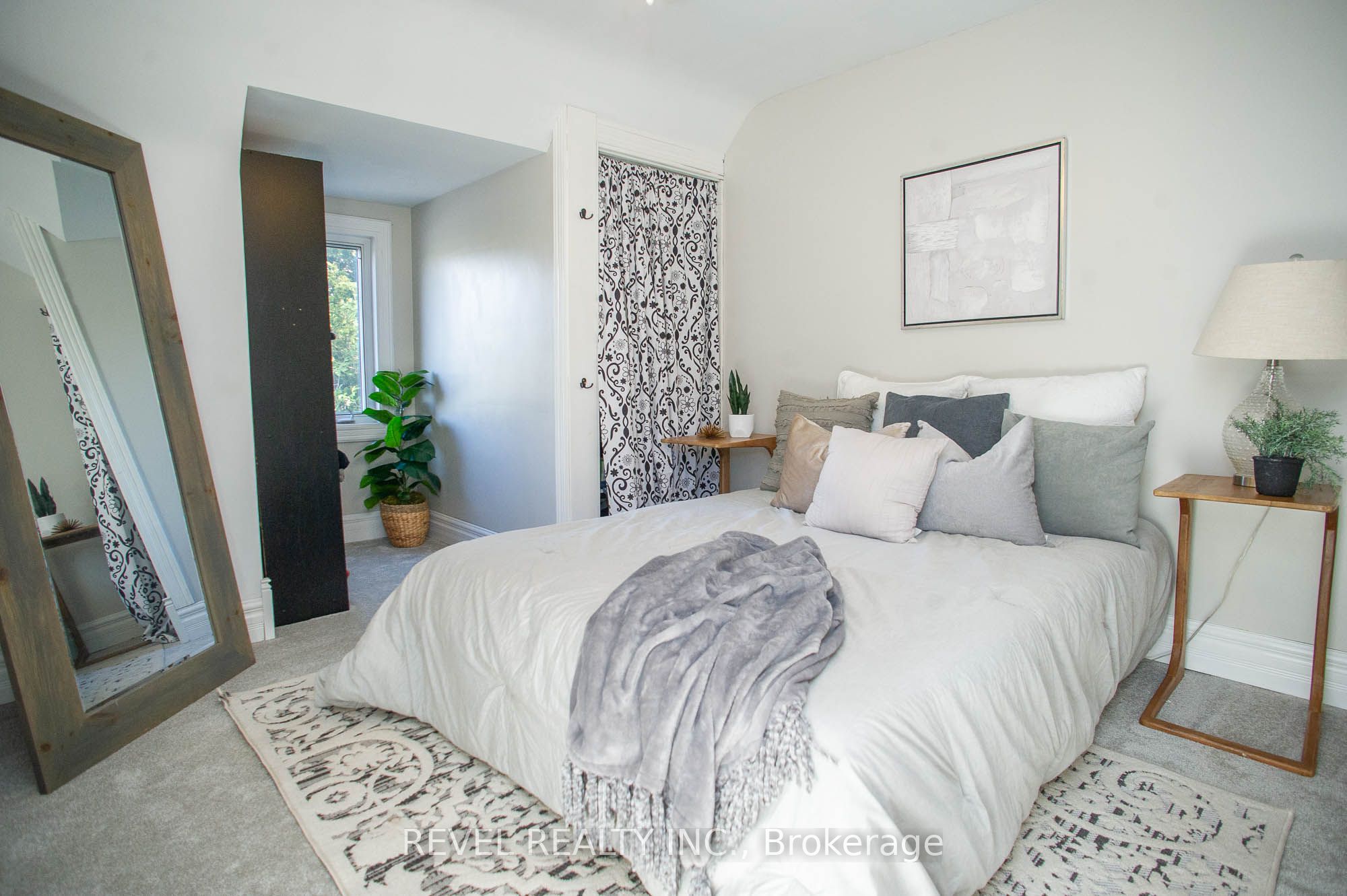 24 Avenue Road Property Photo 16