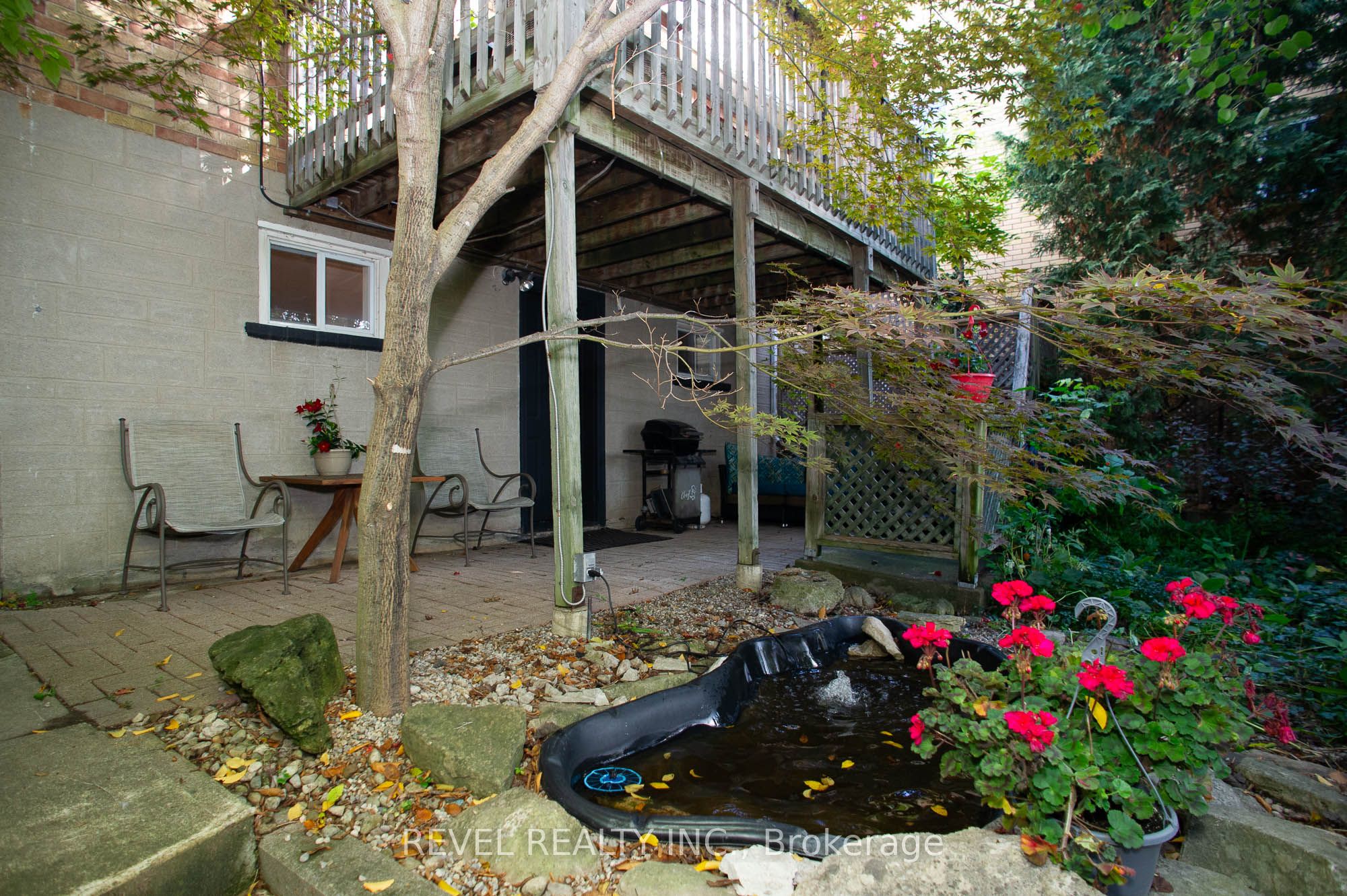 24 Avenue Road Property Photo 22