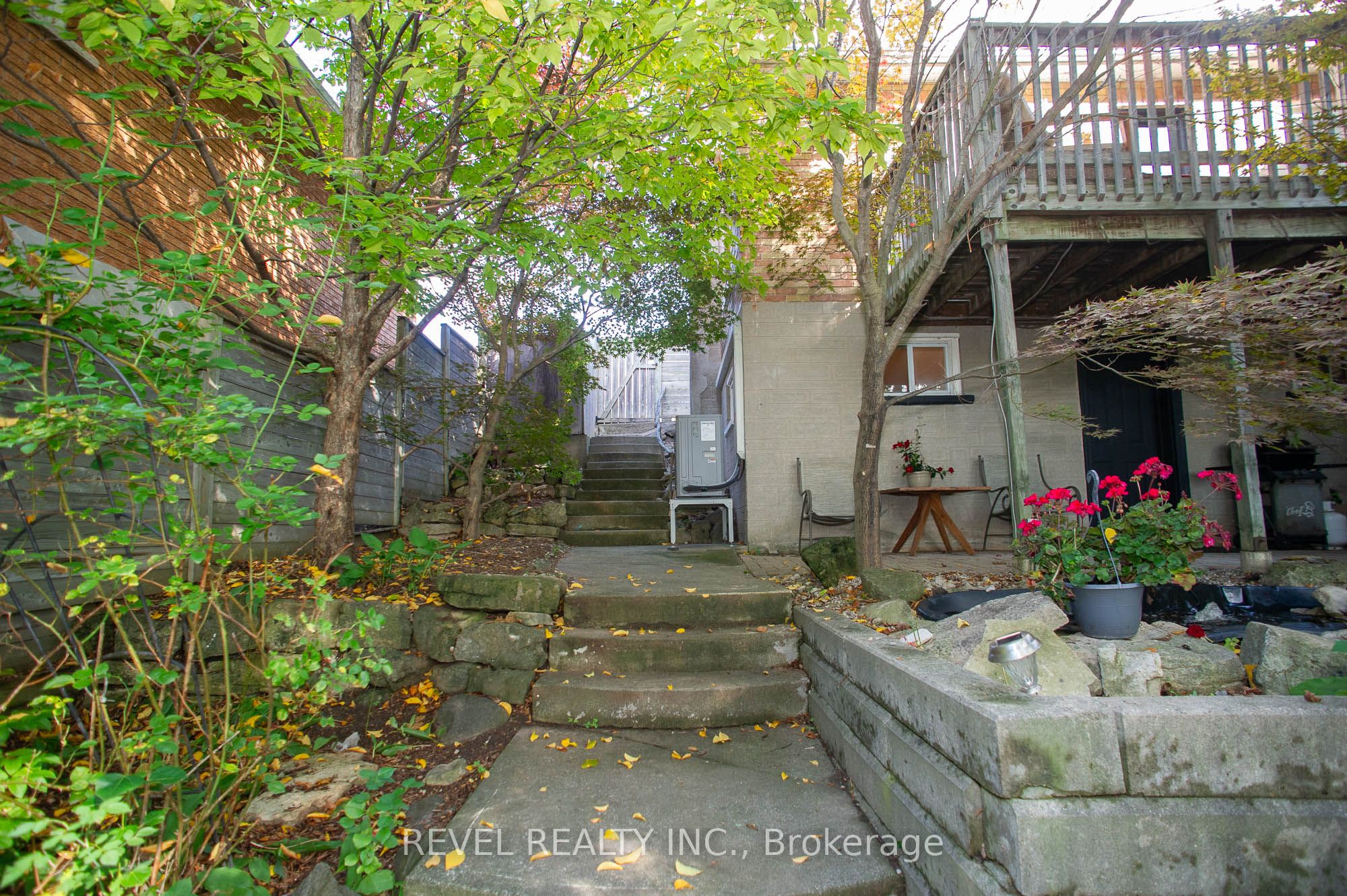 24 Avenue Road Property Photo 23