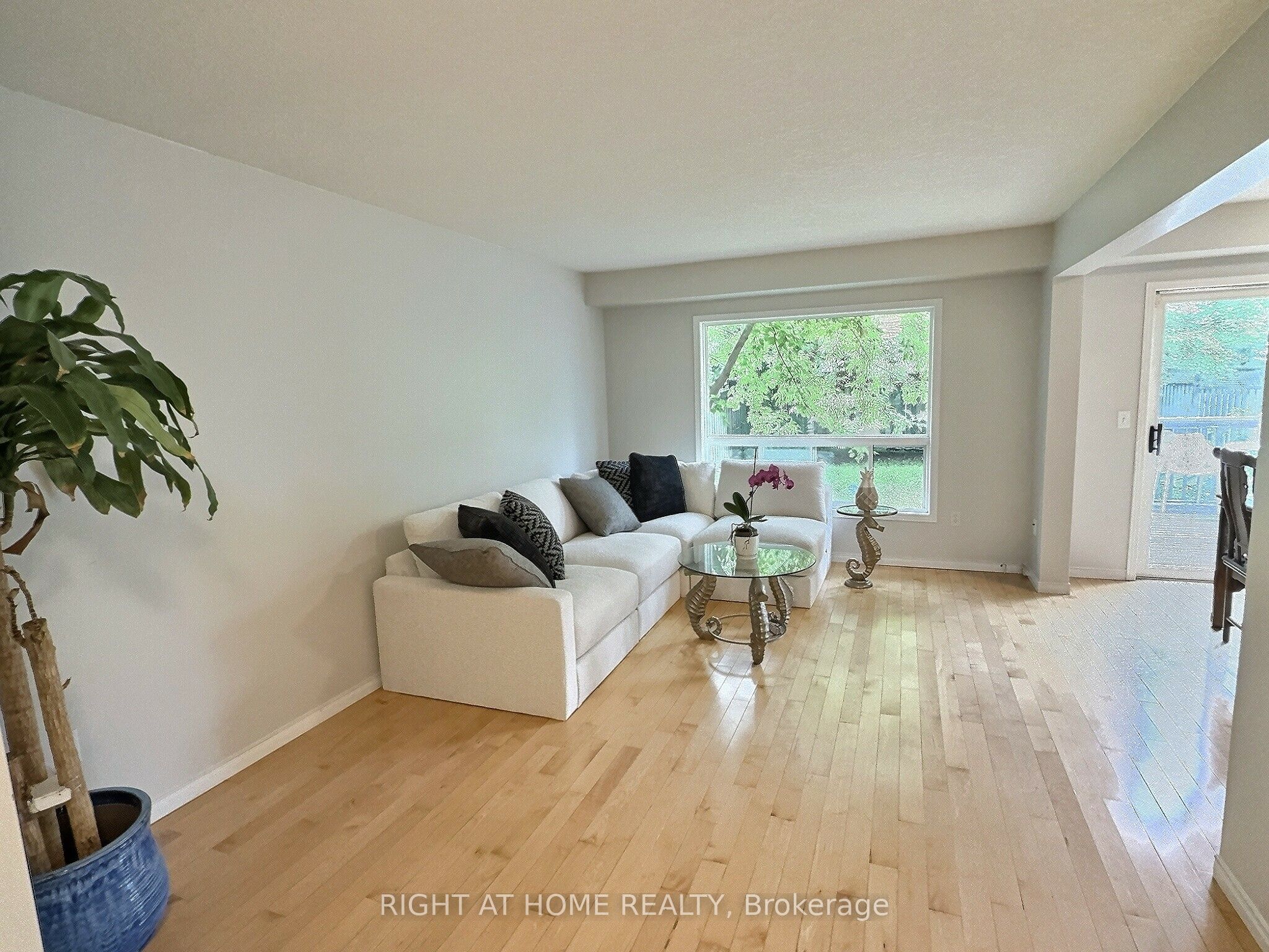 385 Havendale Crescent Property Photo 3