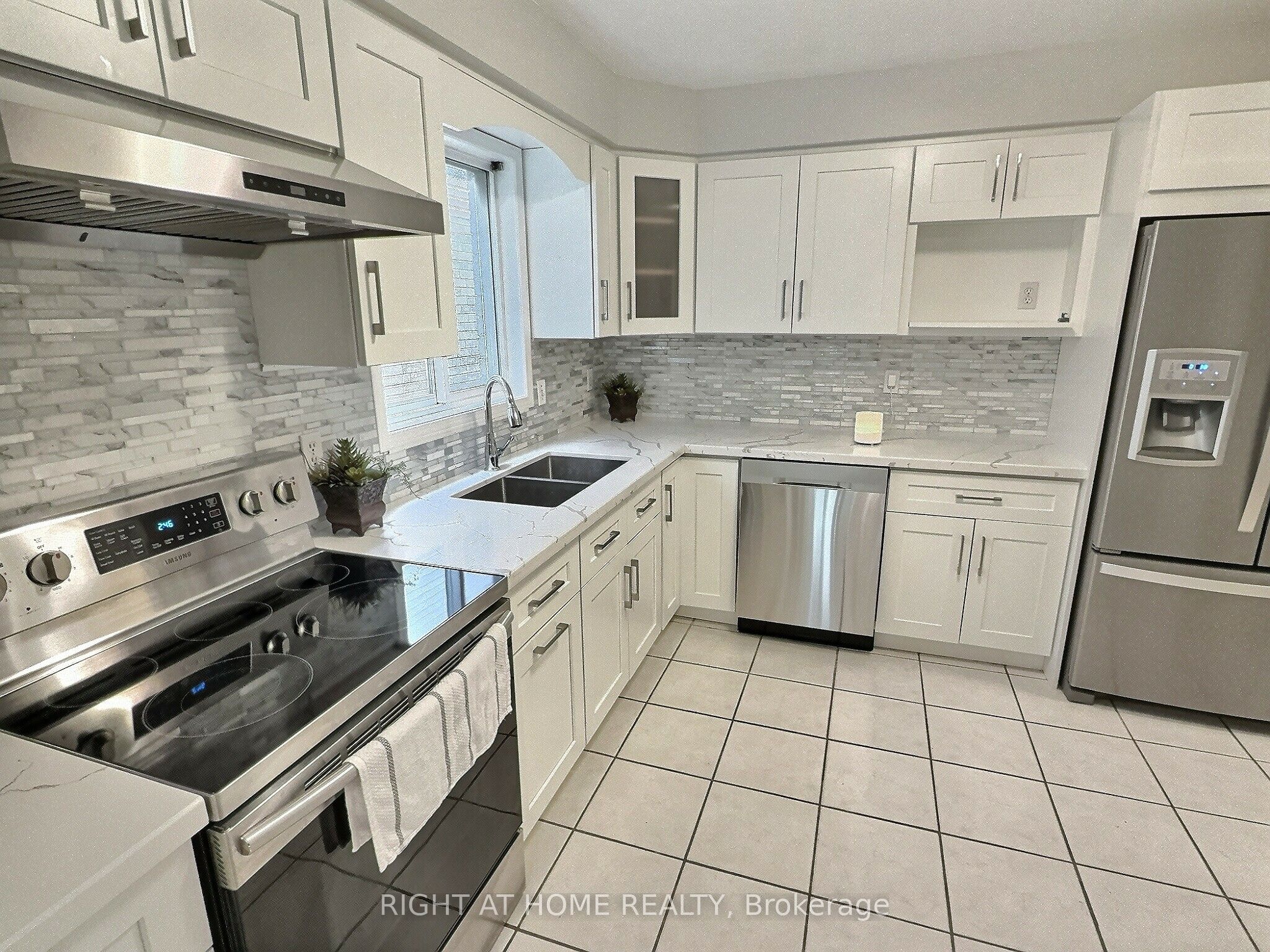 385 Havendale Crescent Property Photo 8