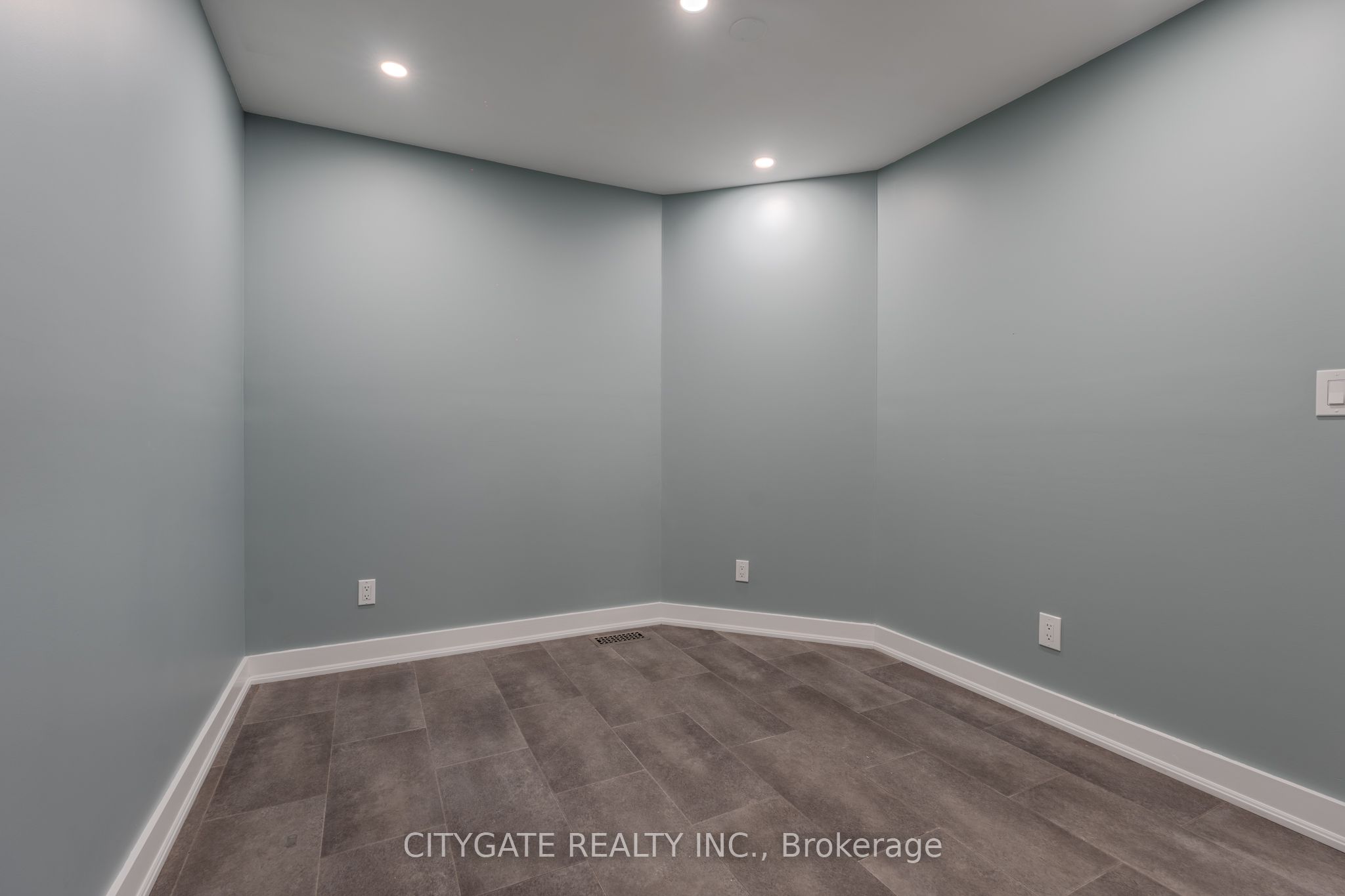 209 Homewood Ave Property Photo 4