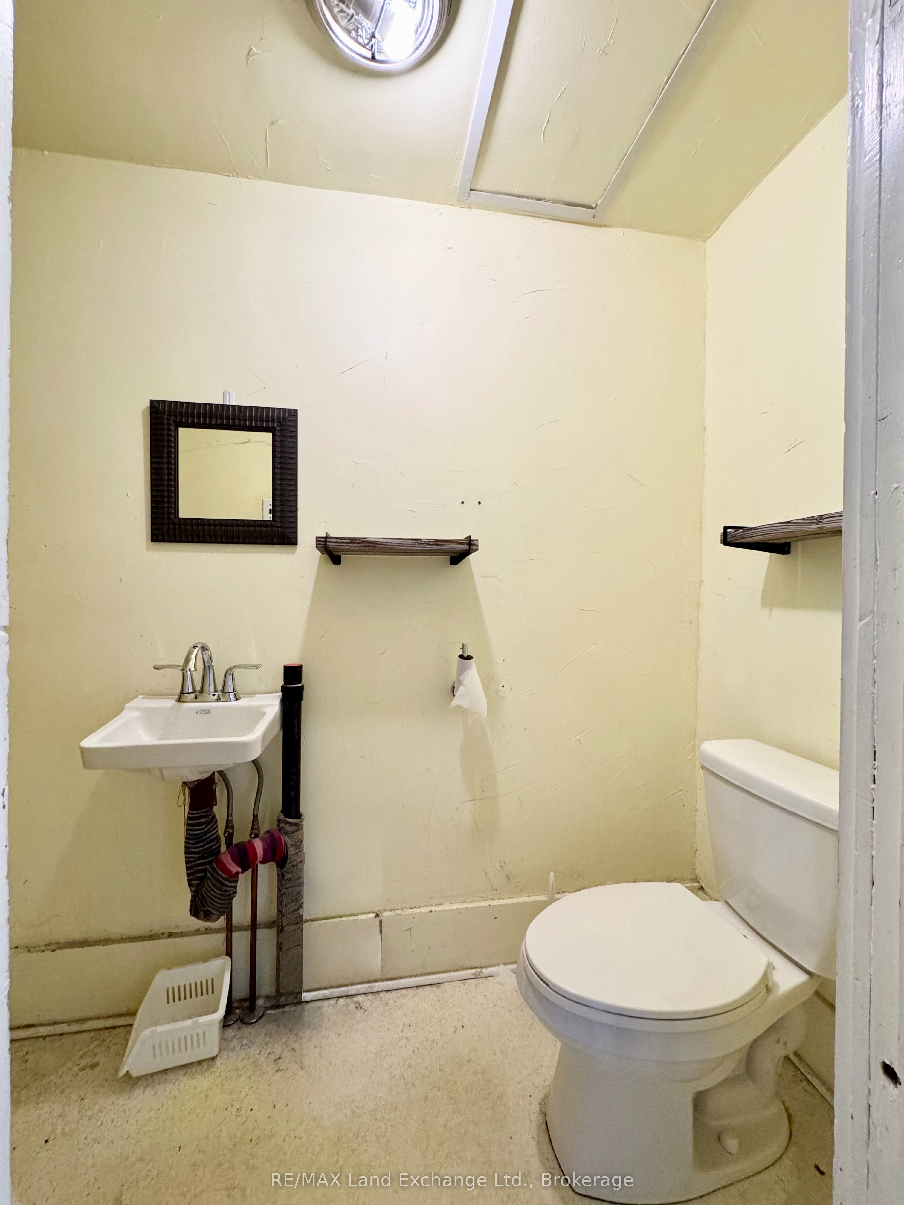 651 Goderich St Property Photo 5