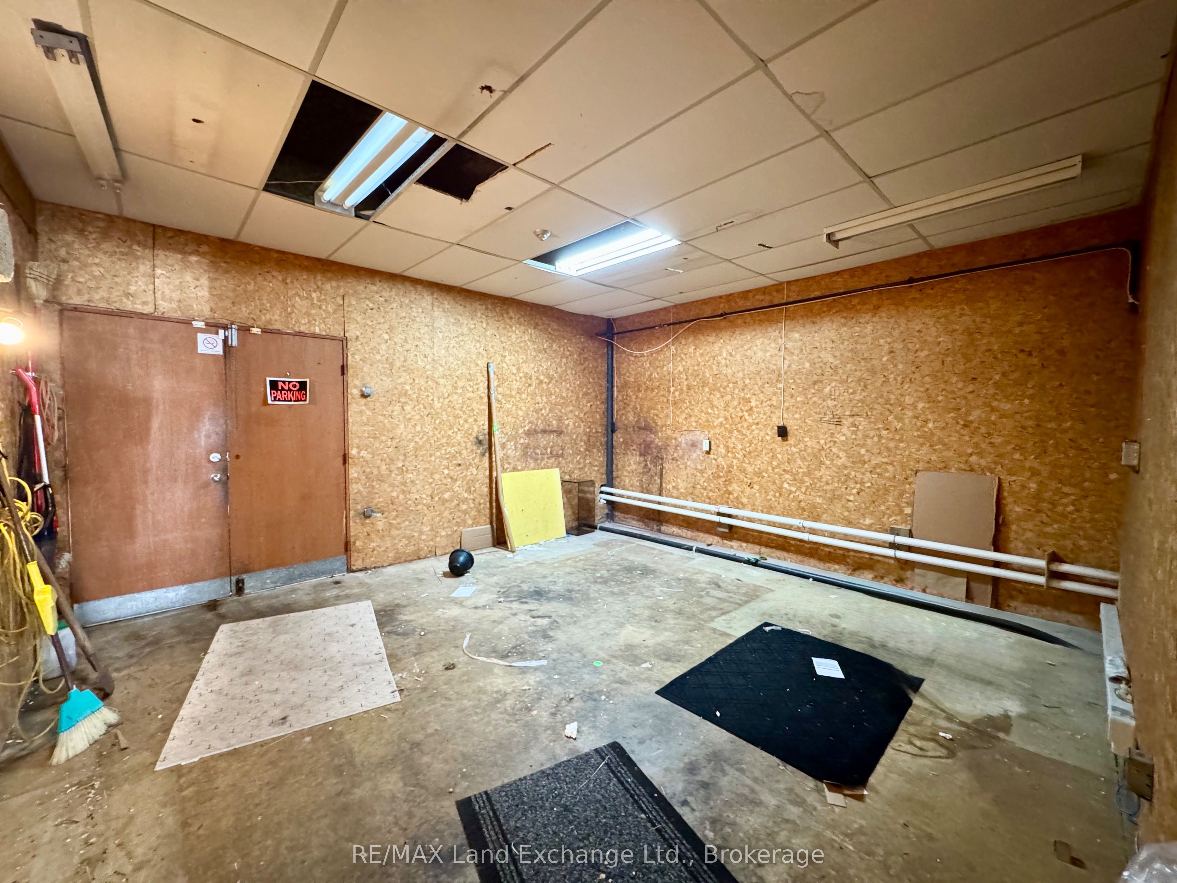 651 Goderich St Property Photo 6