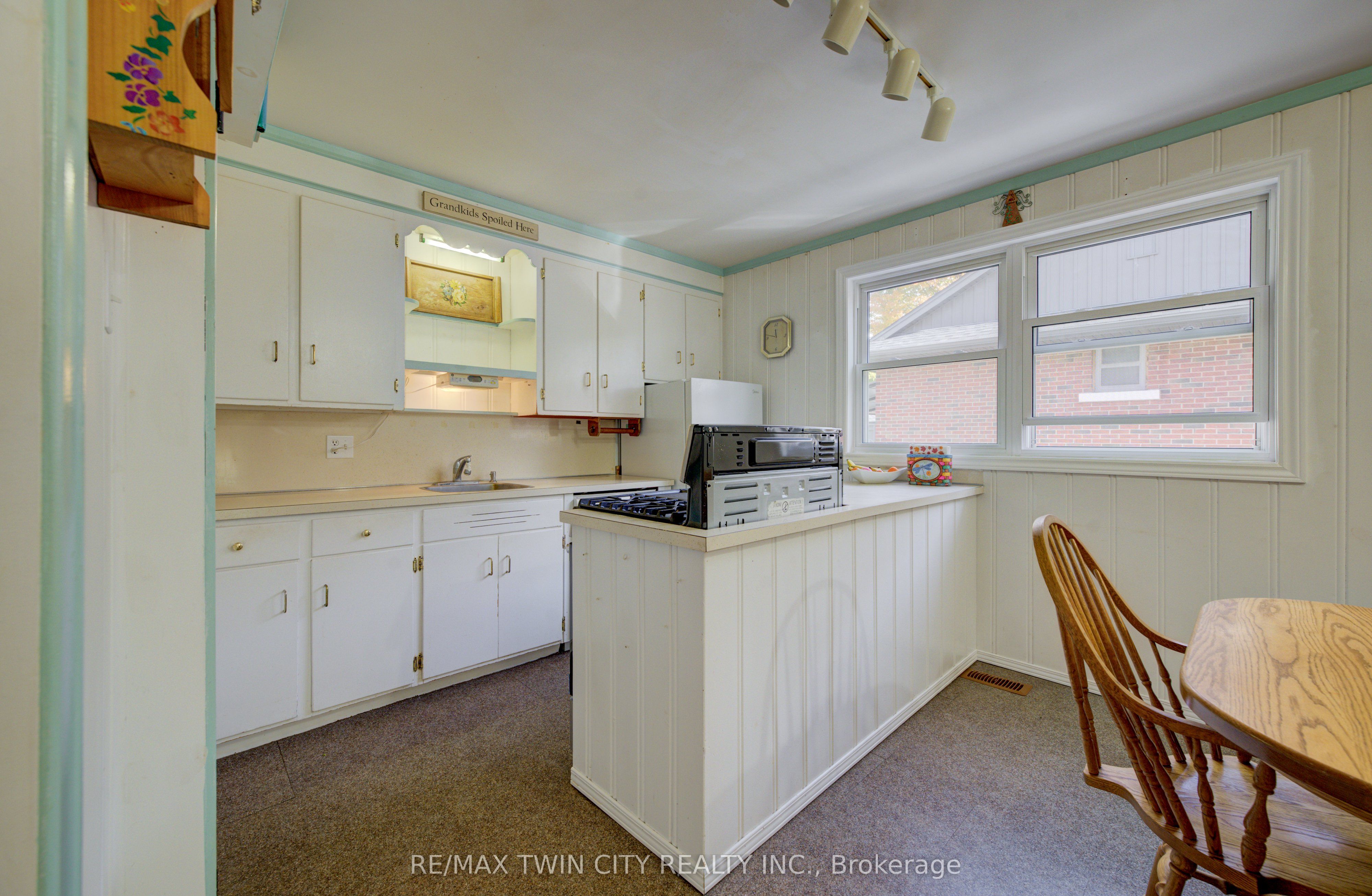 174 Union Street E Property Photo 5