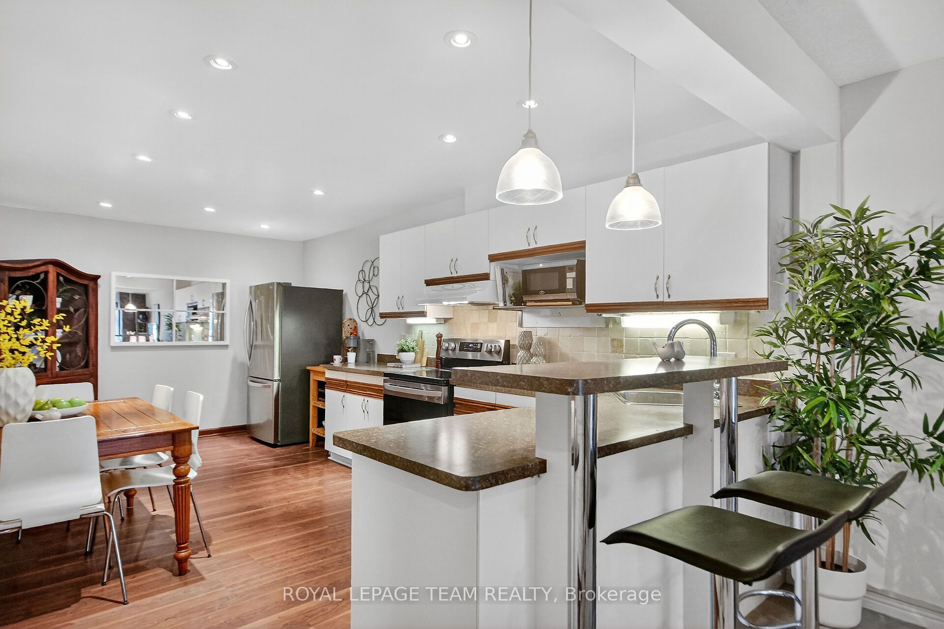 206 Stratas Court Property Photo 5