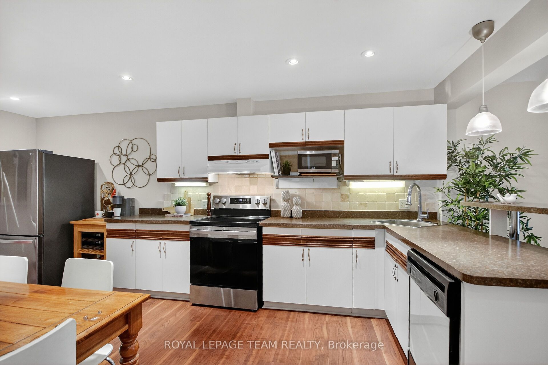 206 Stratas Court Property Photo 6