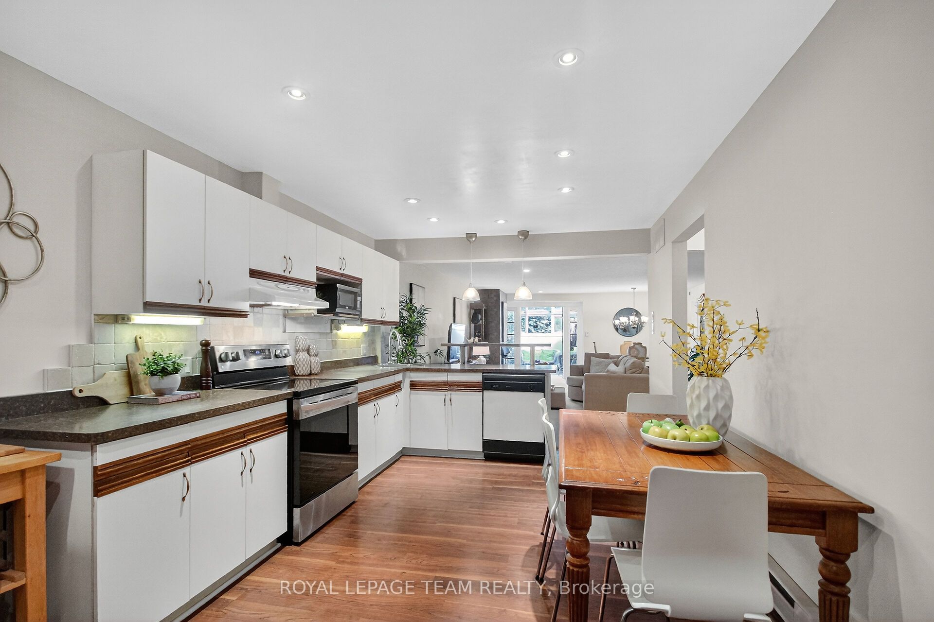 206 Stratas Court Property Photo 8