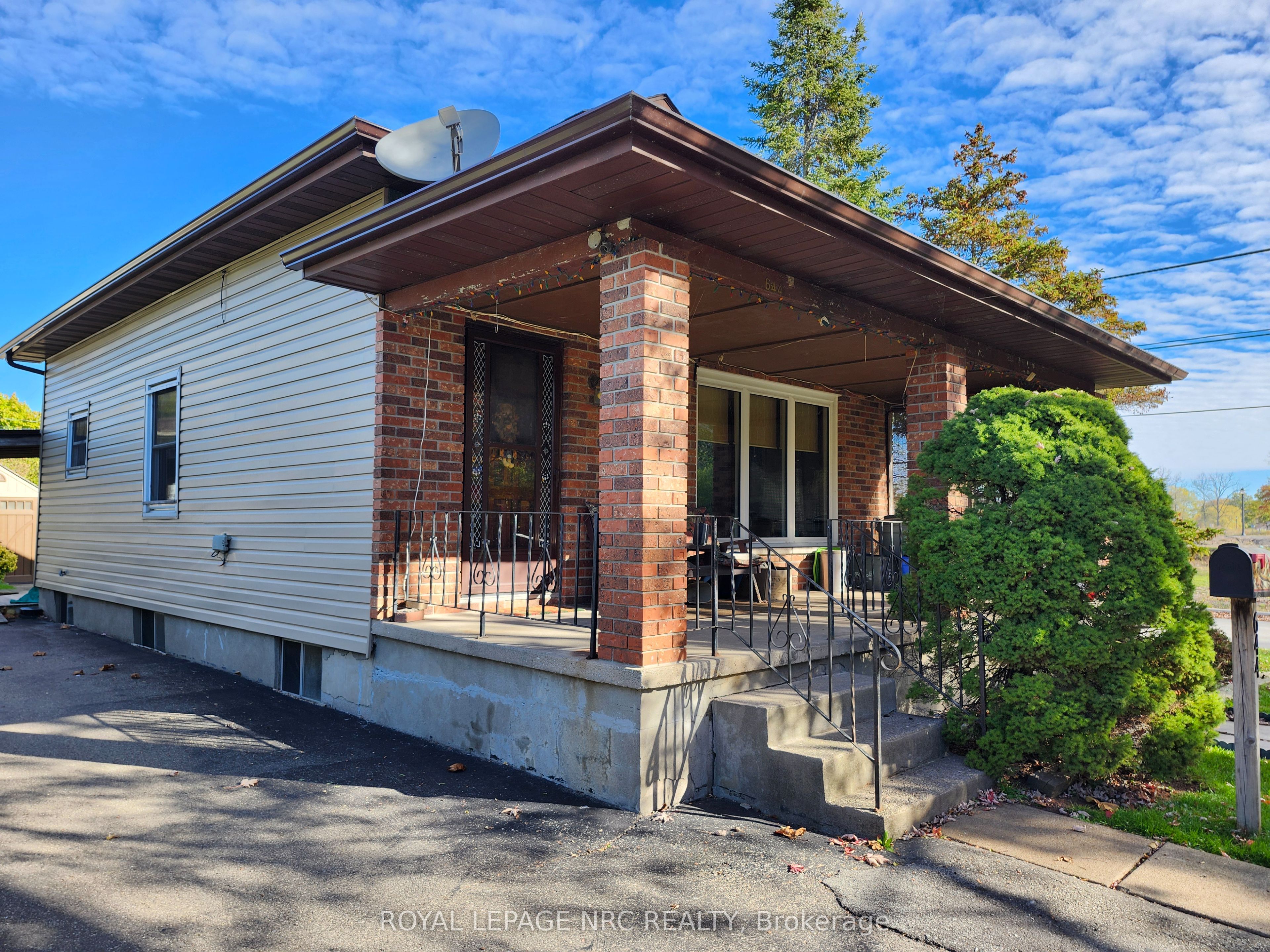 644 Floyd Pl Property Photo 3