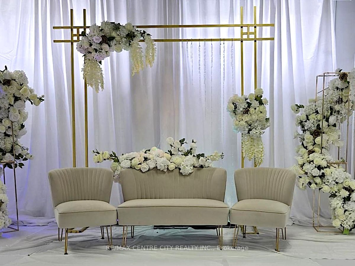 284 Adelaide St S Property Photo 5