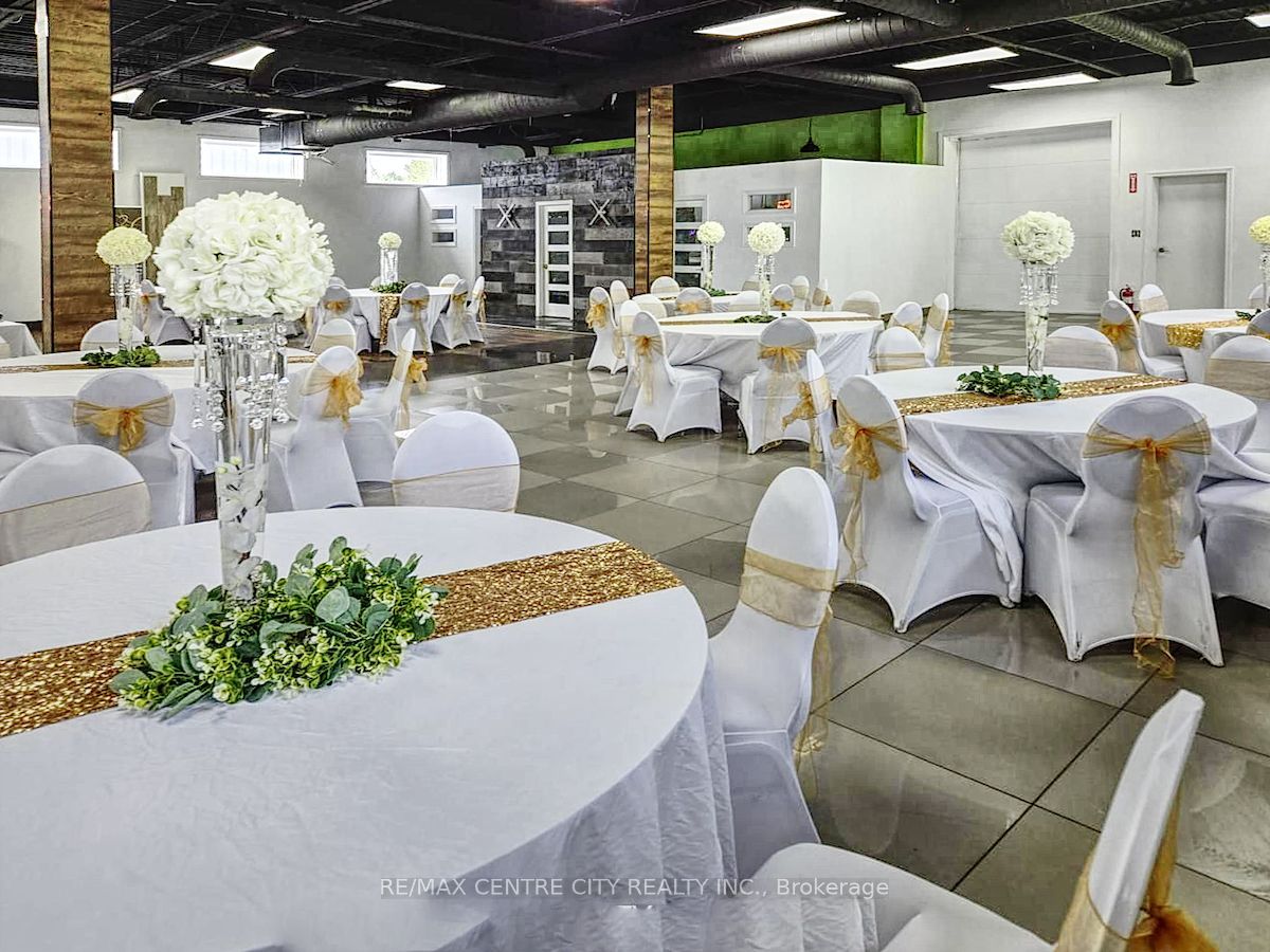 284 Adelaide St S Property Photo 7