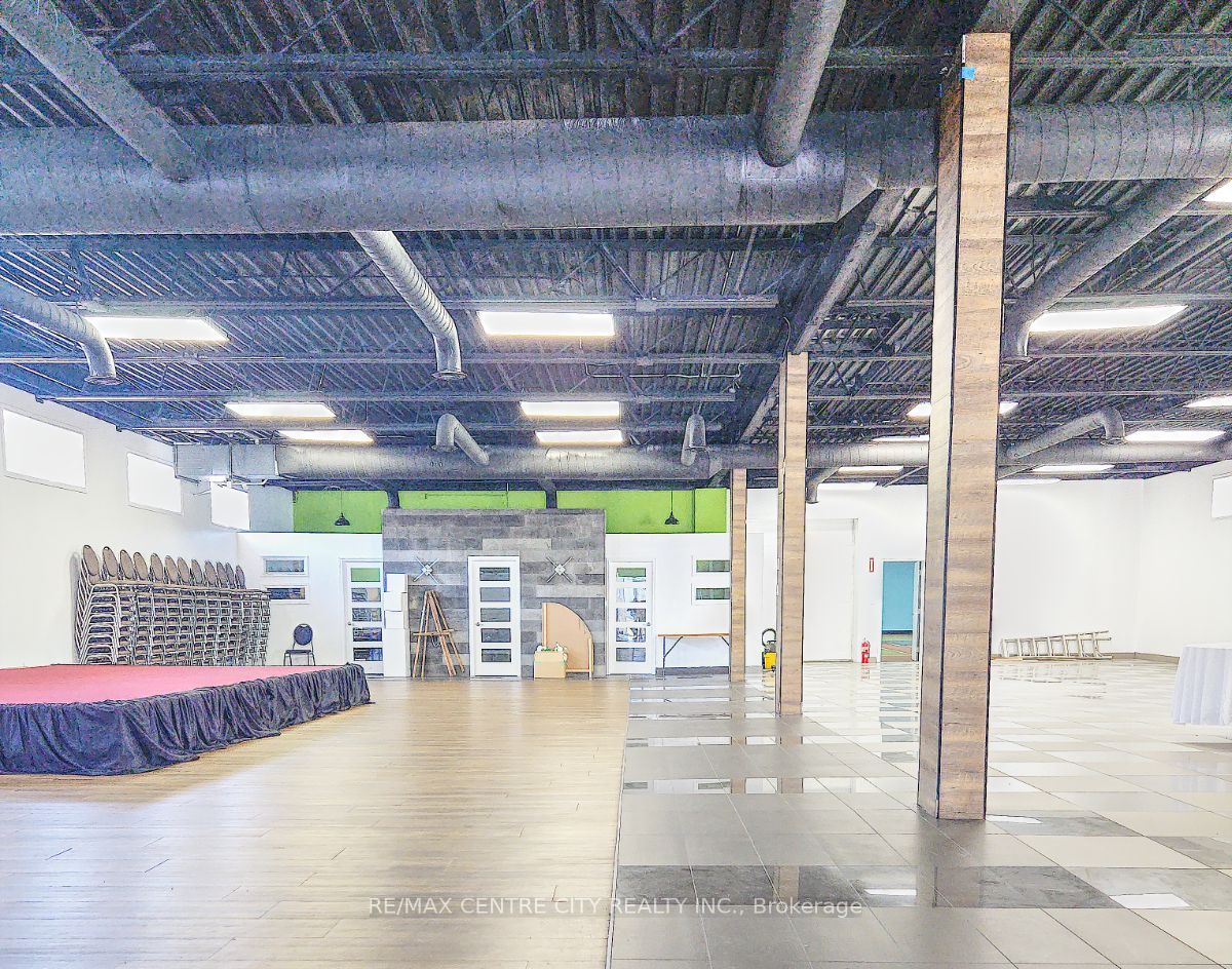 284 Adelaide St S Property Photo 8