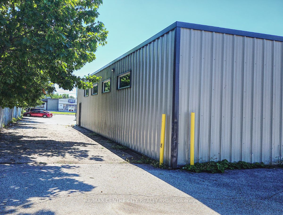 284 Adelaide St S Property Photo 9