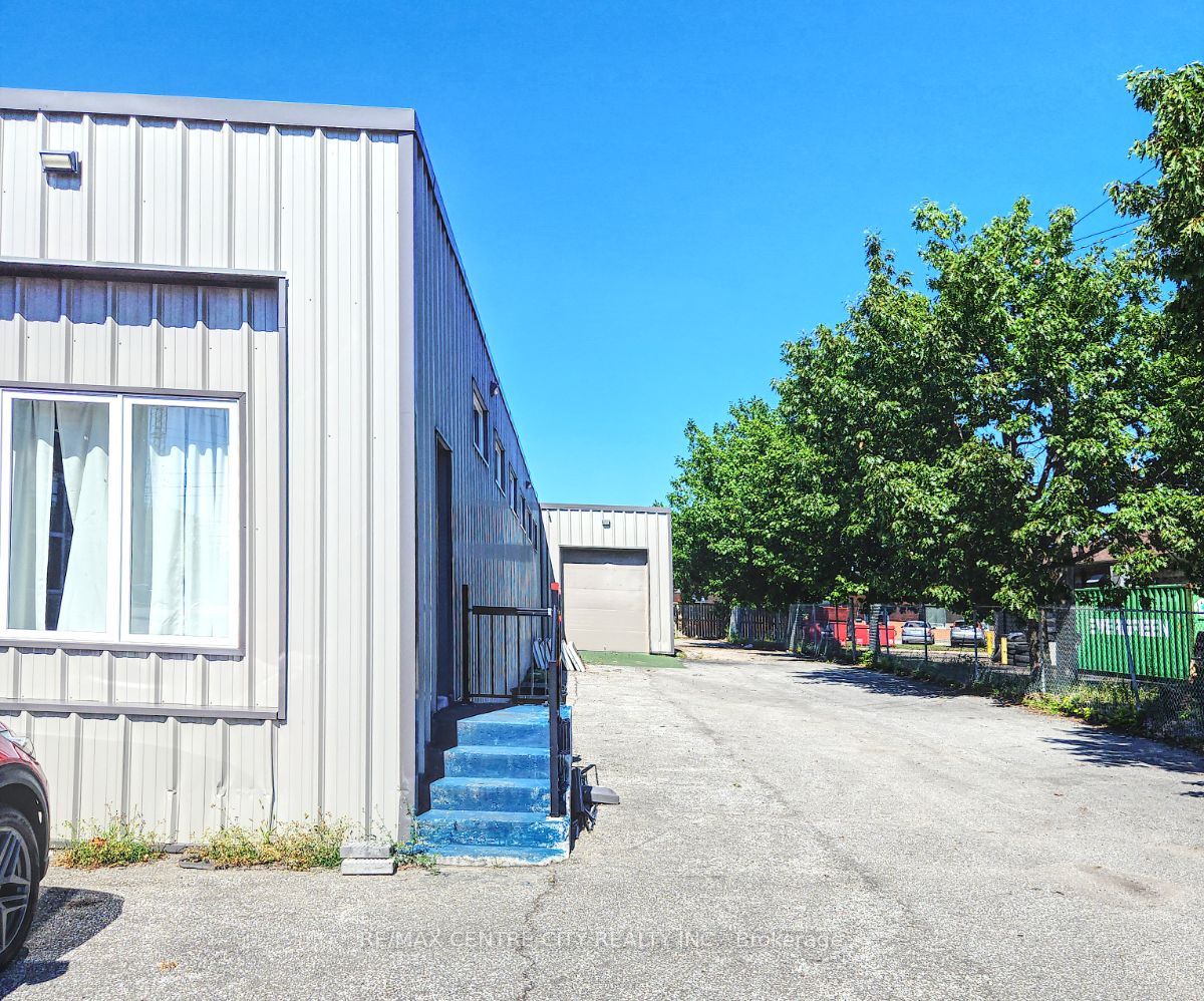 284 Adelaide St S Property Photo 10