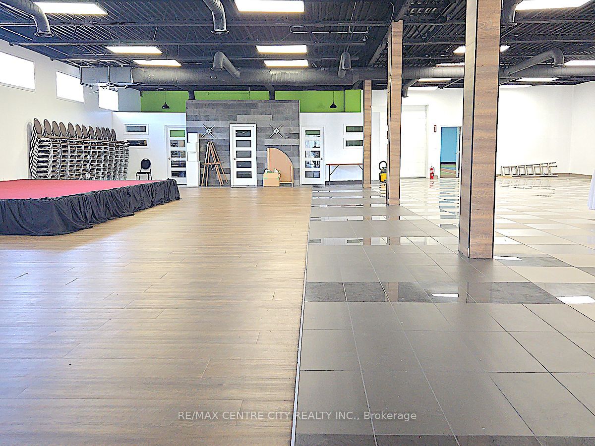 284 Adelaide St S Property Photo 11