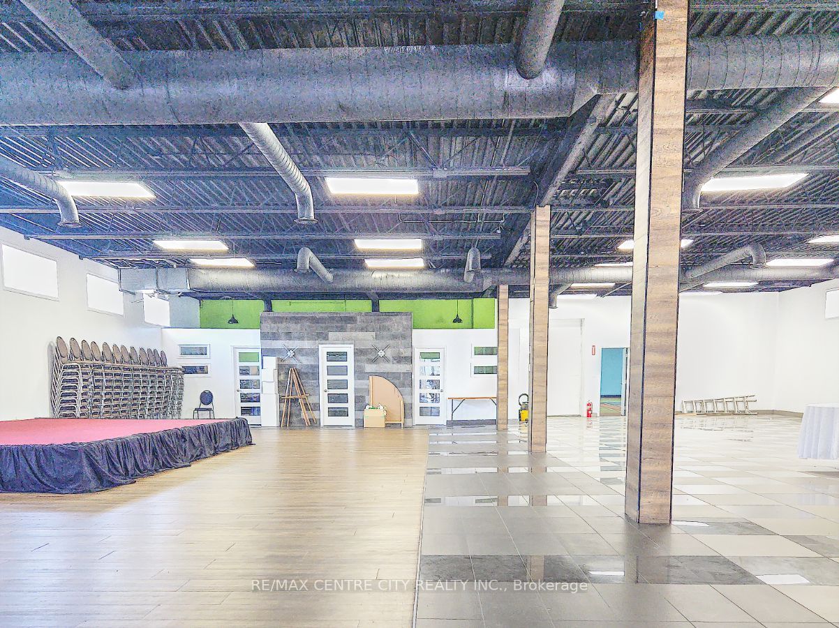 284 Adelaide St S Property Photo 12