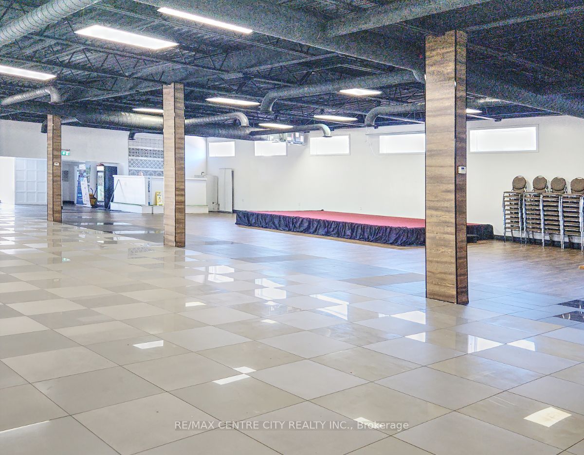 284 Adelaide St S Property Photo 13