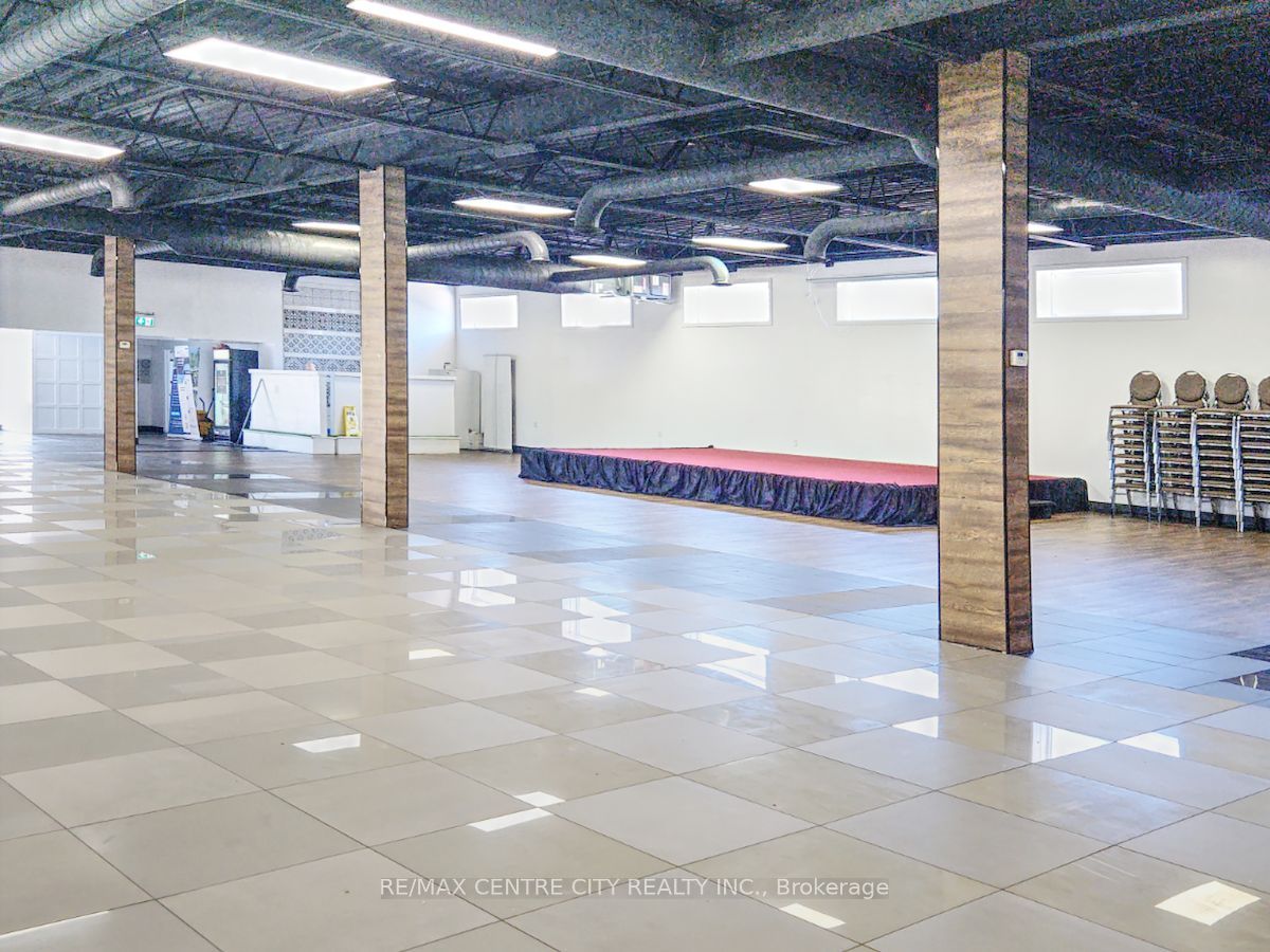 284 Adelaide St S Property Photo 14