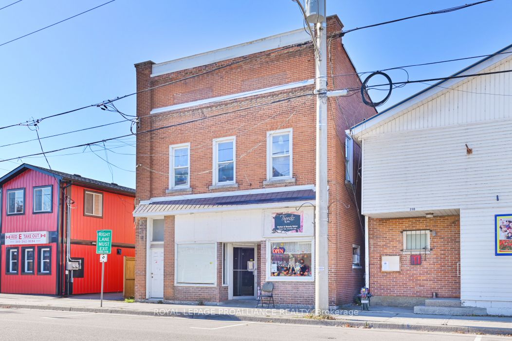 208 Victoria St N Property Photo 3