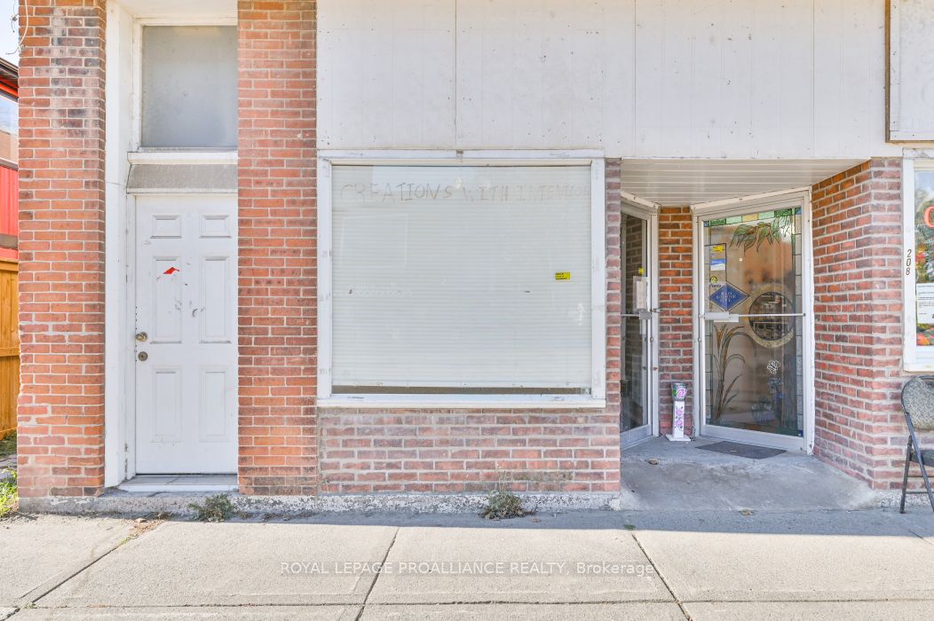 208 Victoria St N Property Photo 4