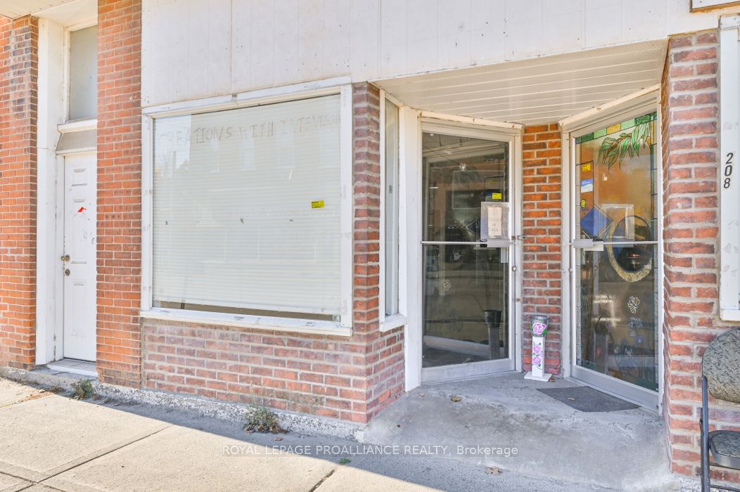 208 Victoria St N Property Photo 5