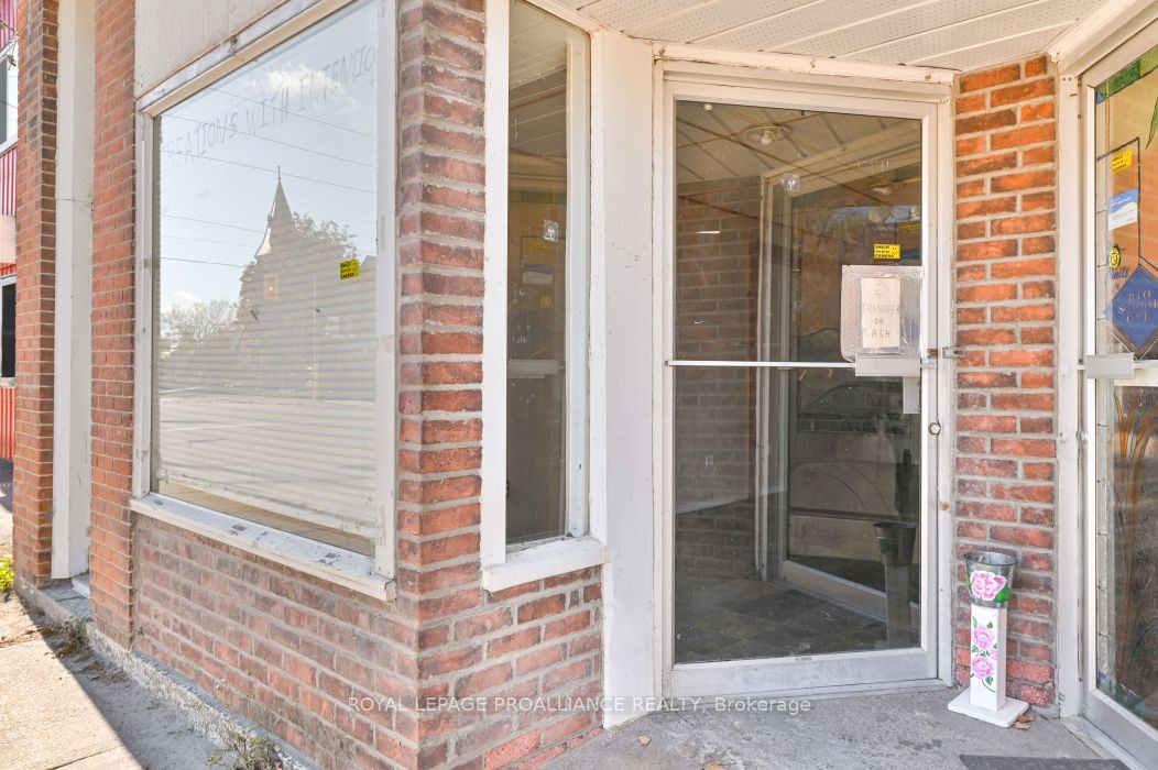 208 Victoria St N Property Photo 6