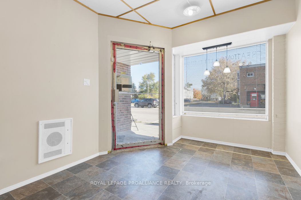 208 Victoria St N Property Photo 7