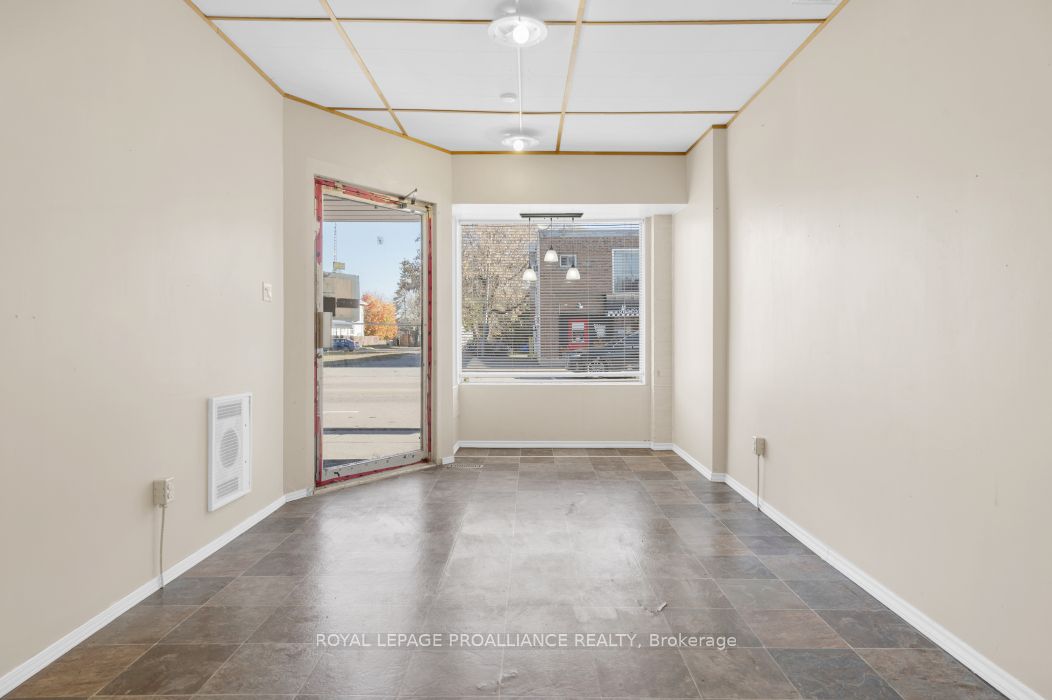 208 Victoria St N Property Photo 8