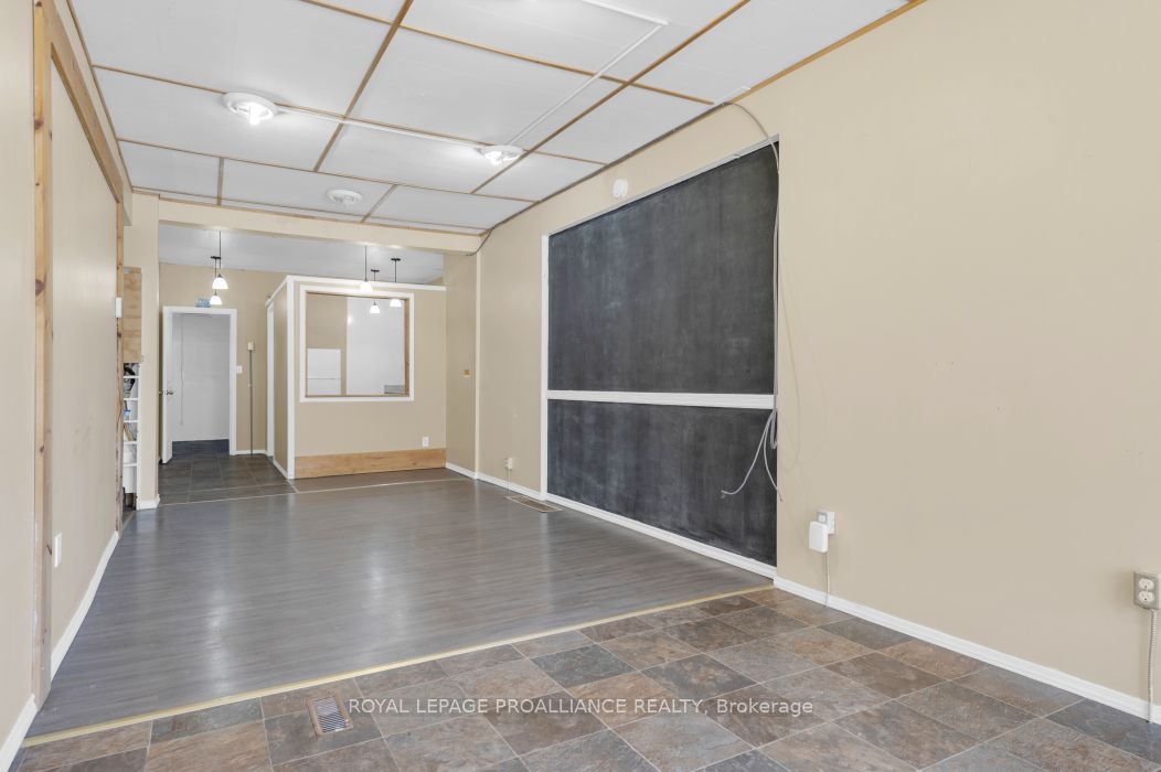 208 Victoria St N Property Photo 9