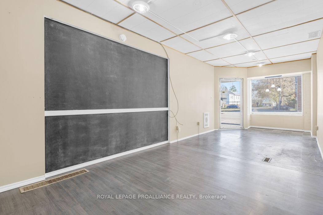 208 Victoria St N Property Photo 11