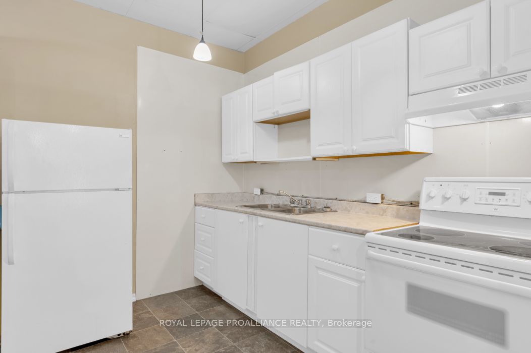 208 Victoria St N Property Photo 14