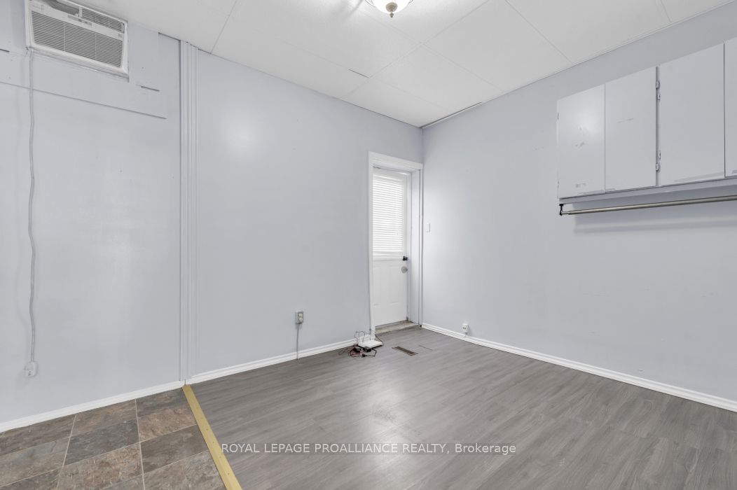 208 Victoria St N Property Photo 16