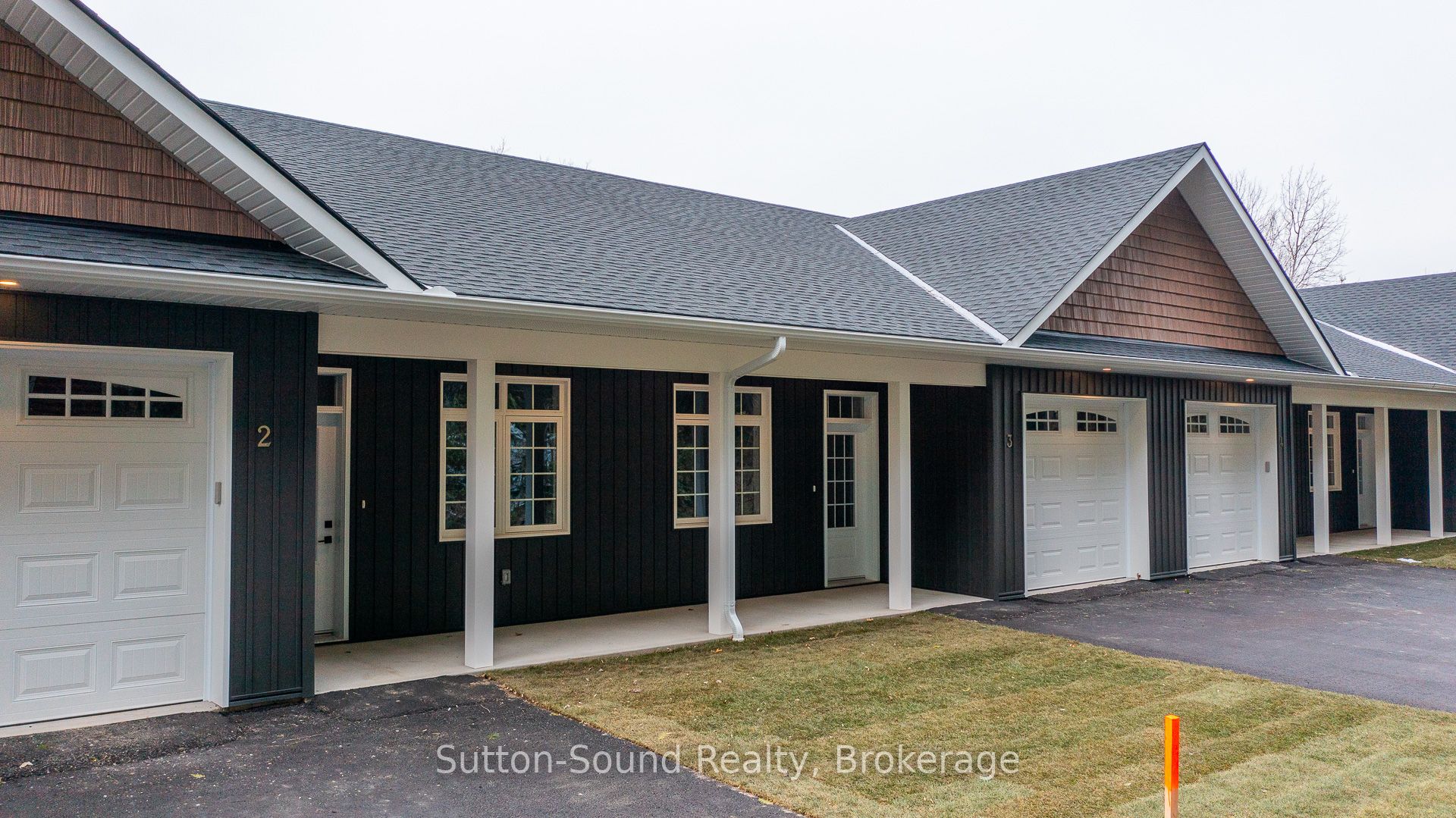 202 Queen St W Property Photo 1