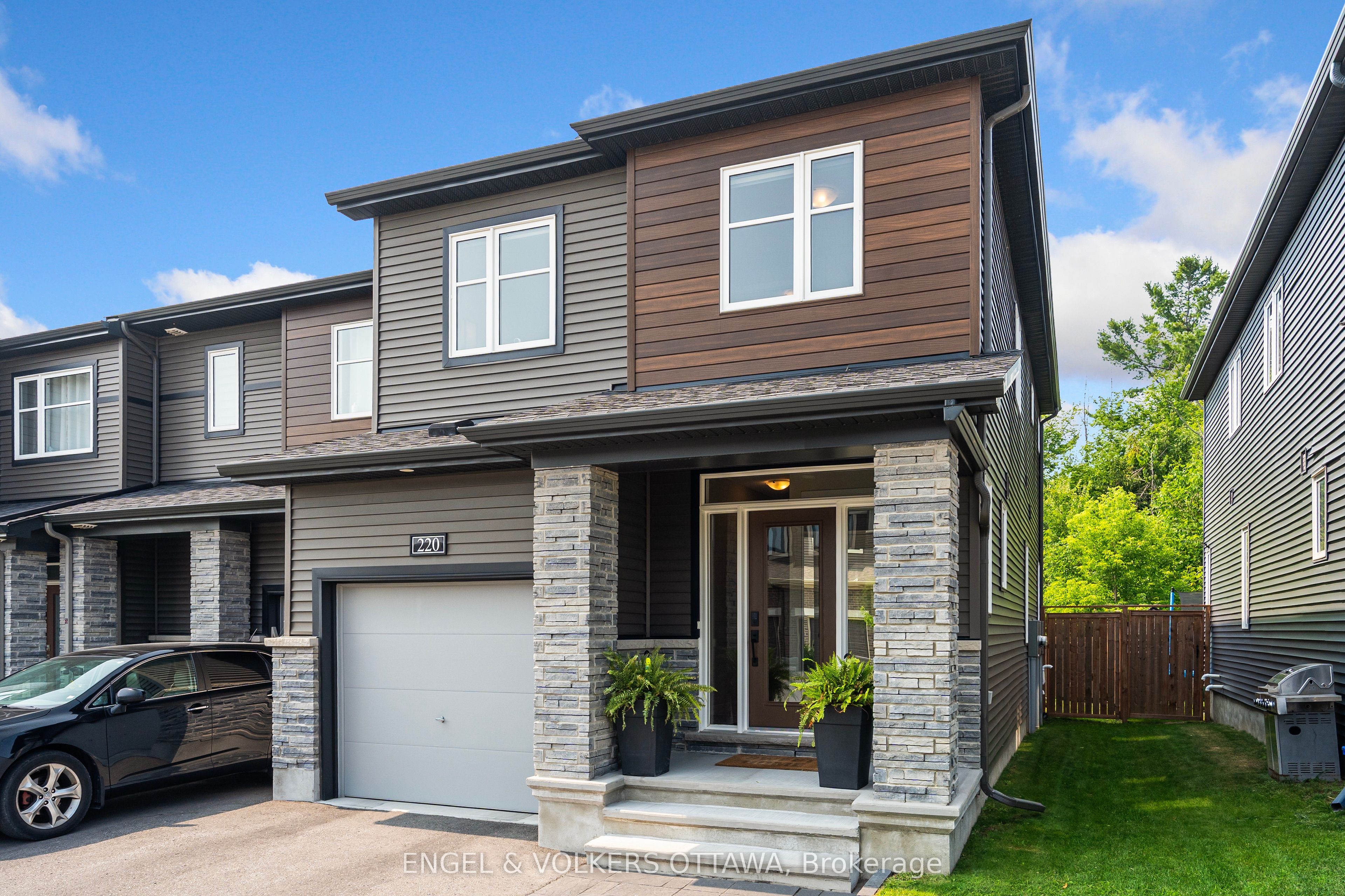 220 Geyser Place Property Photo 3