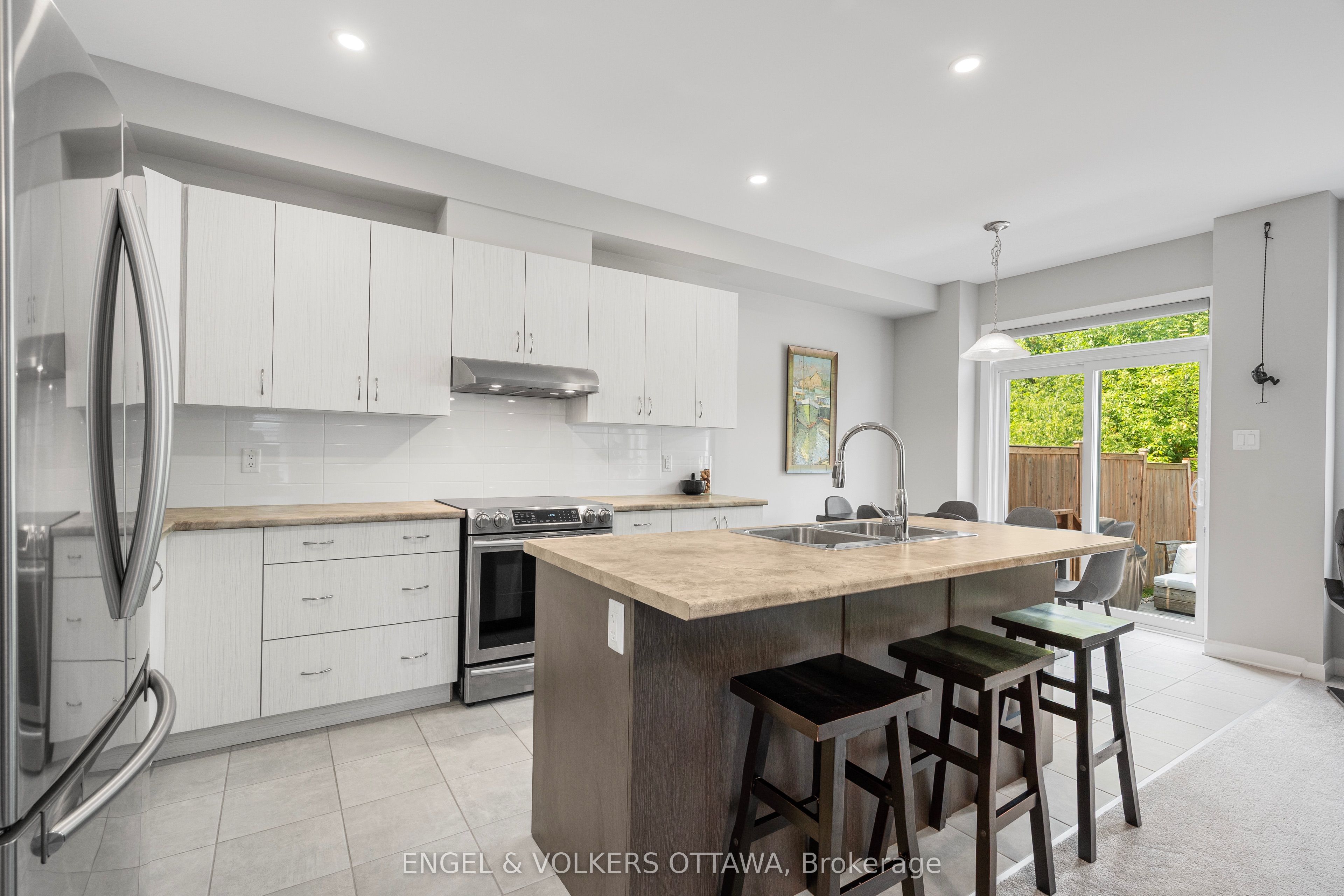 220 Geyser Place Property Photo 9