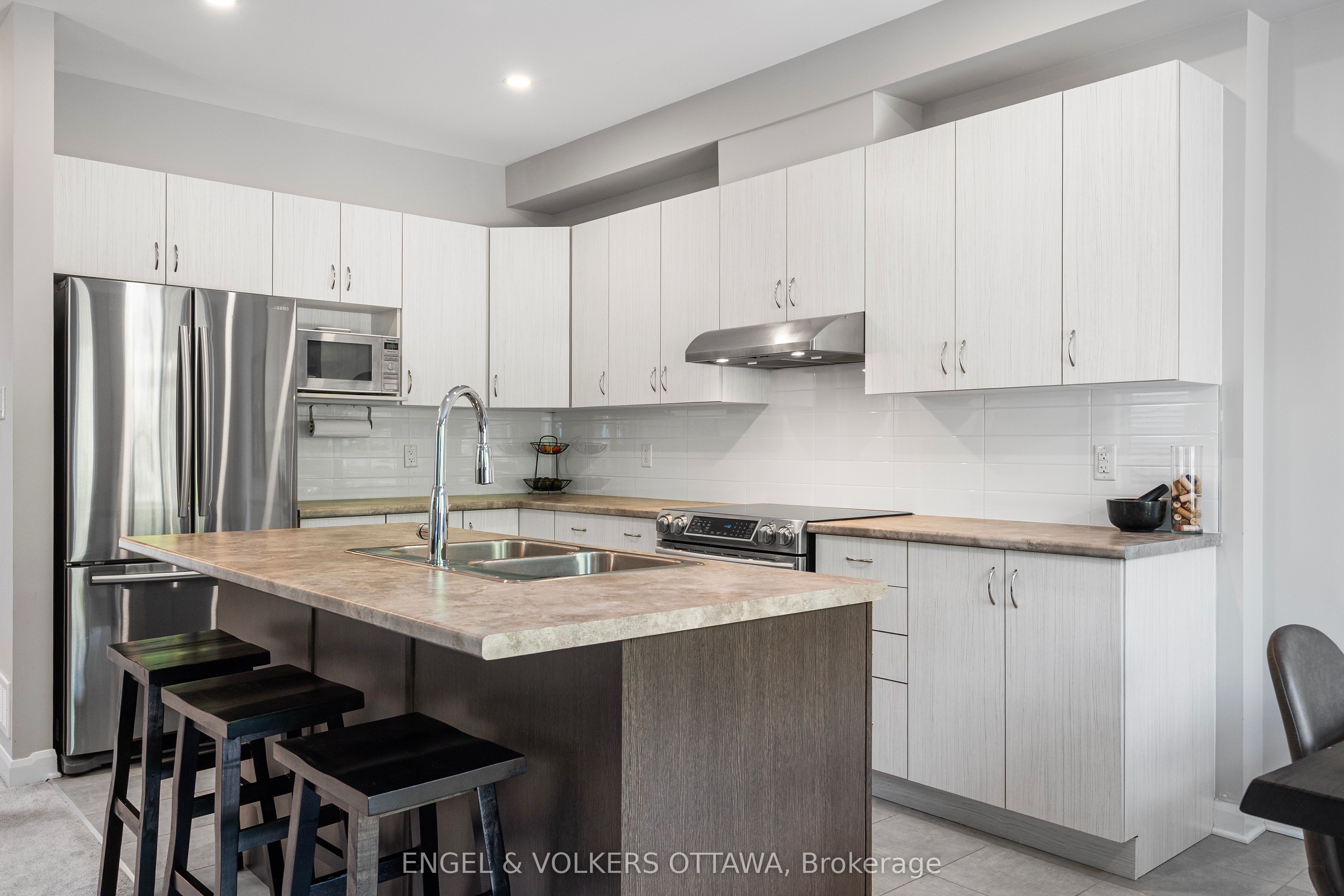 220 Geyser Place Property Photo 11