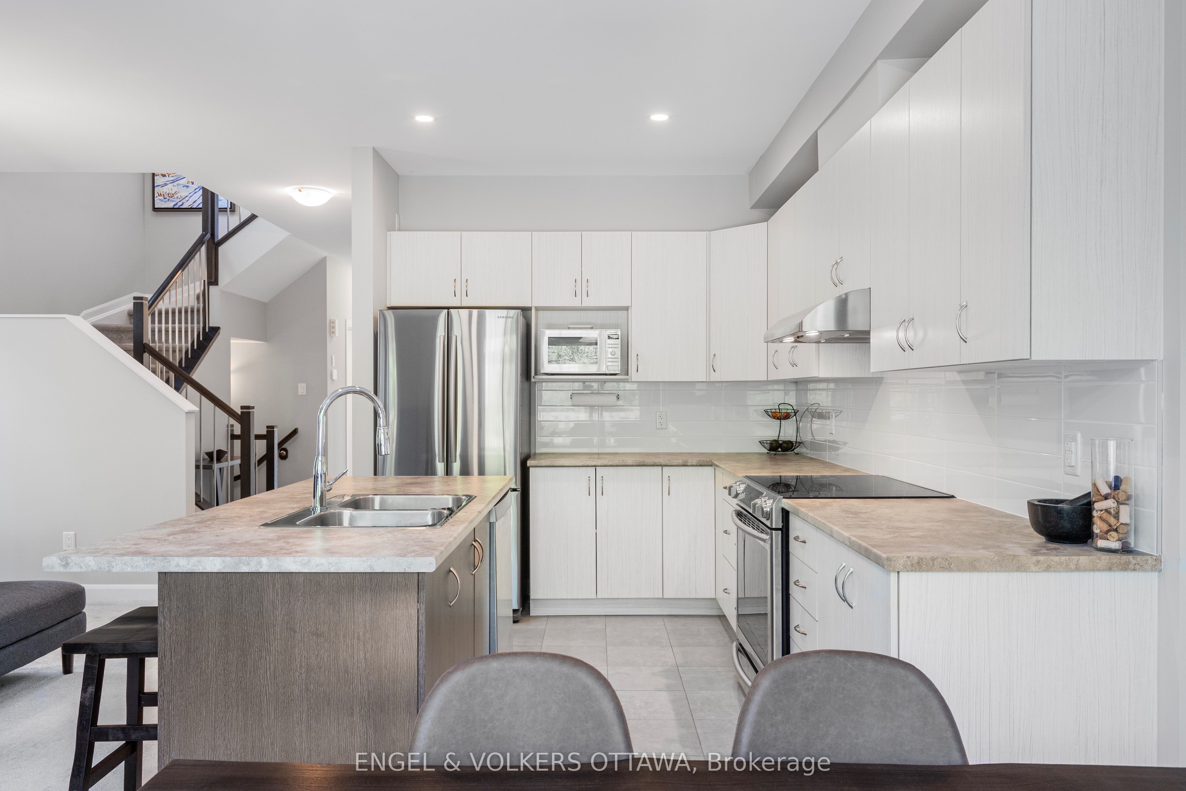 220 Geyser Place Property Photo 12