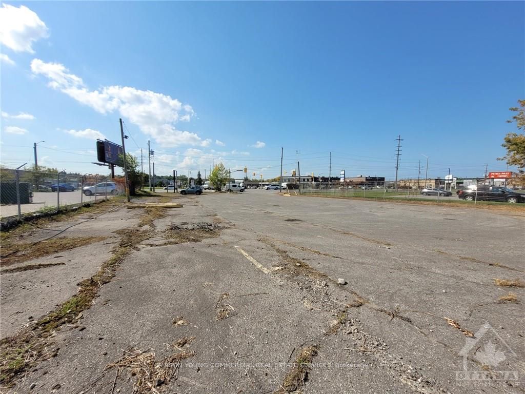 1989 Merivale Road Property Photo 2