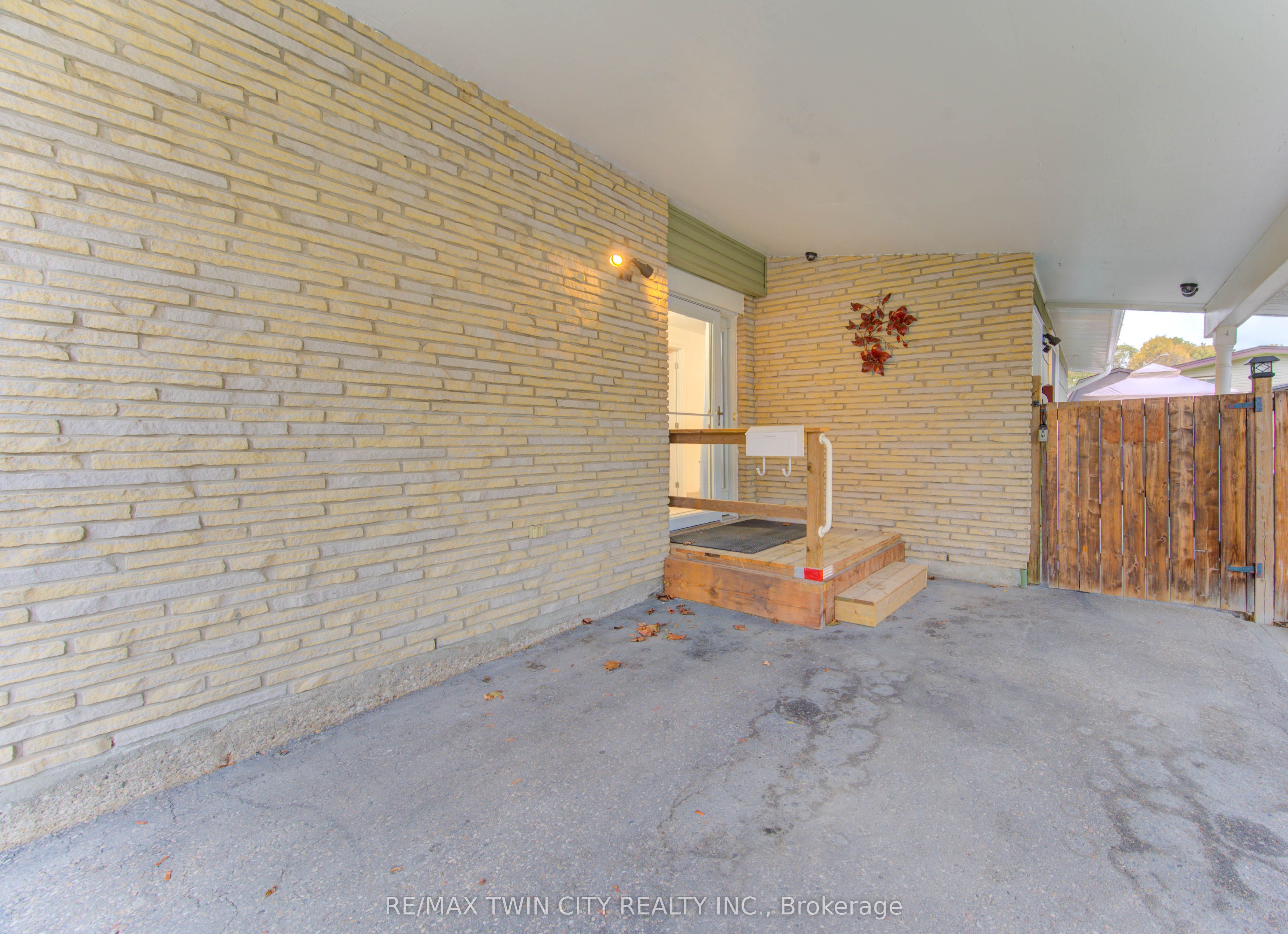 114 Selkirk Drive Property Photo 3
