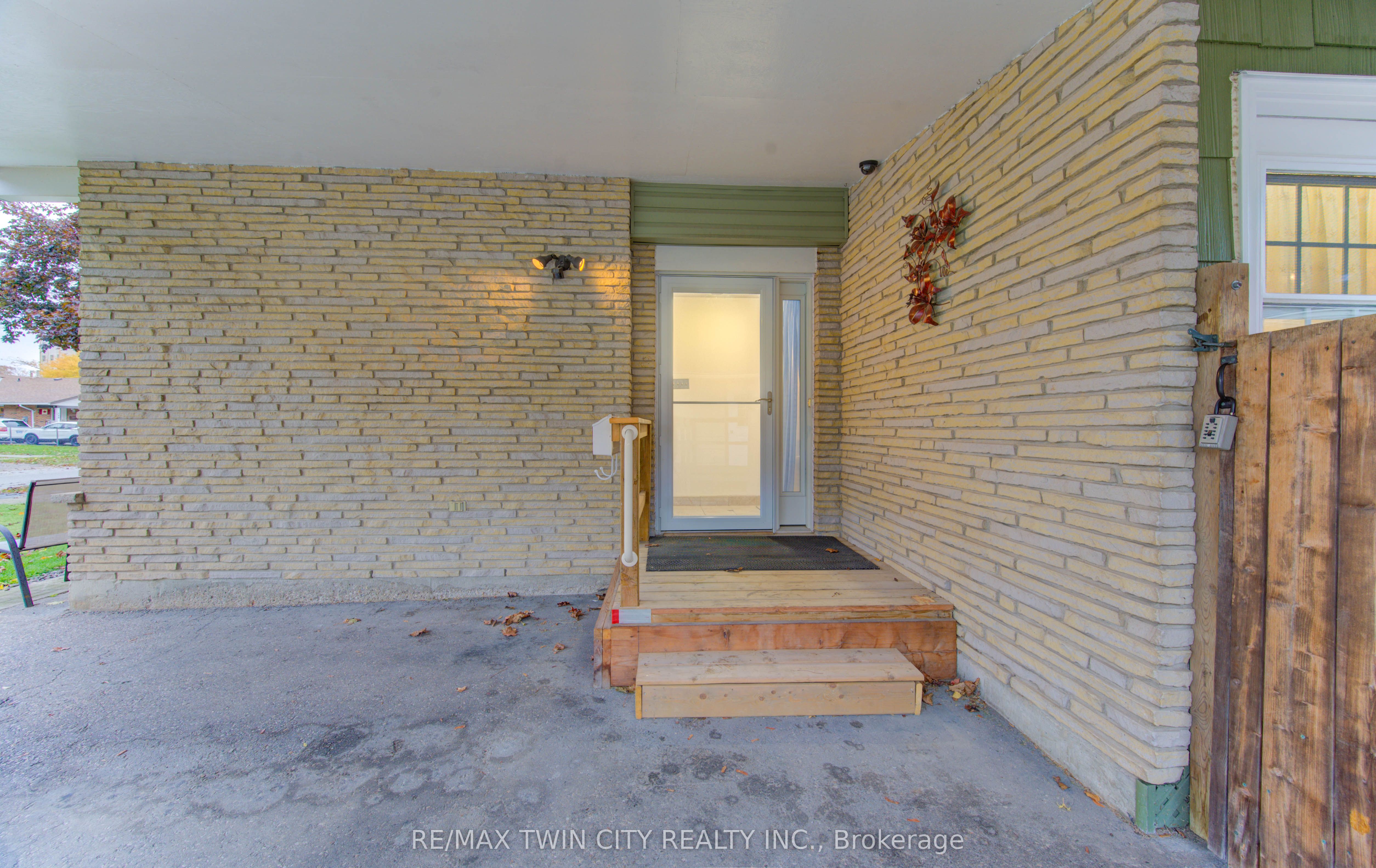 114 Selkirk Drive Property Photo 4