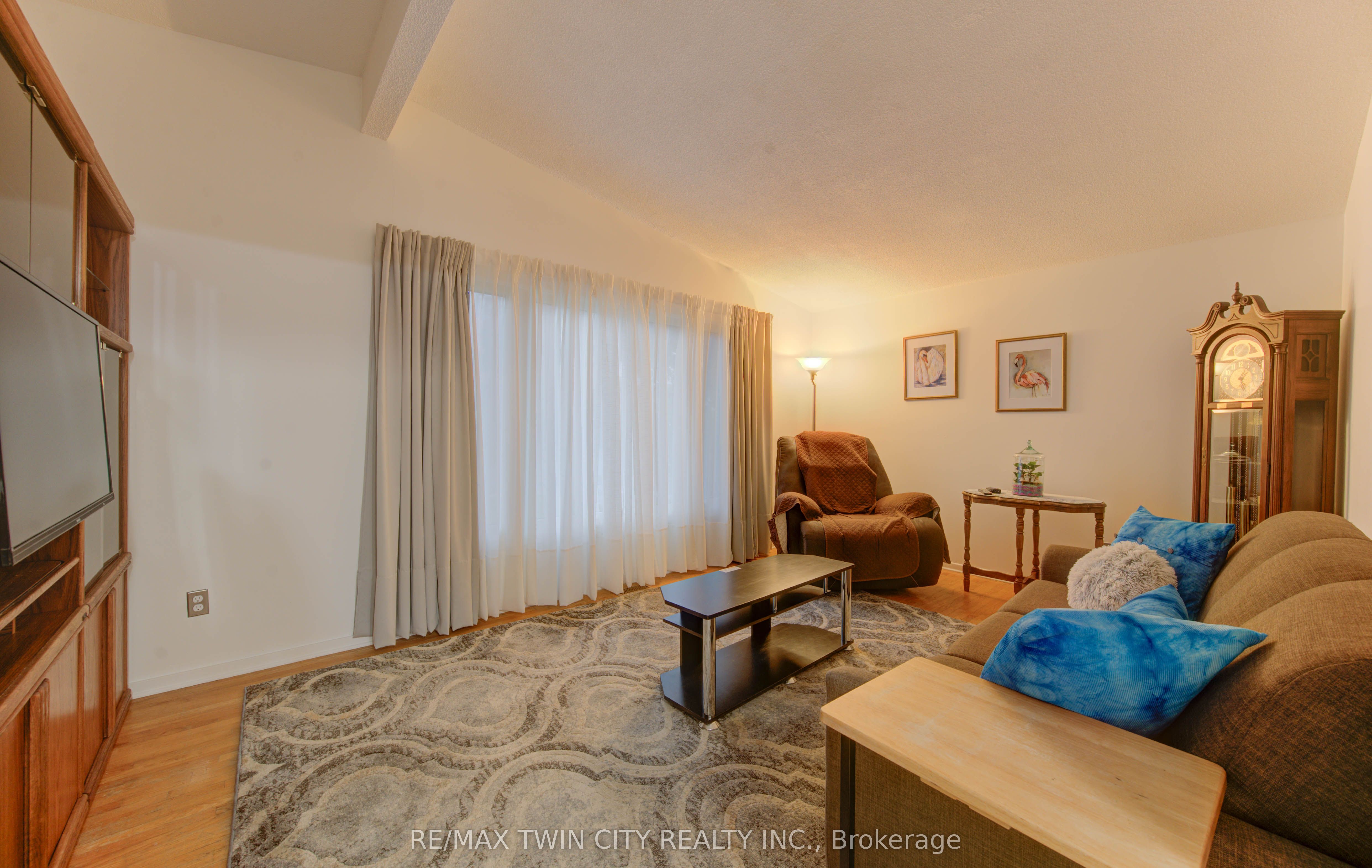 114 Selkirk Drive Property Photo 5