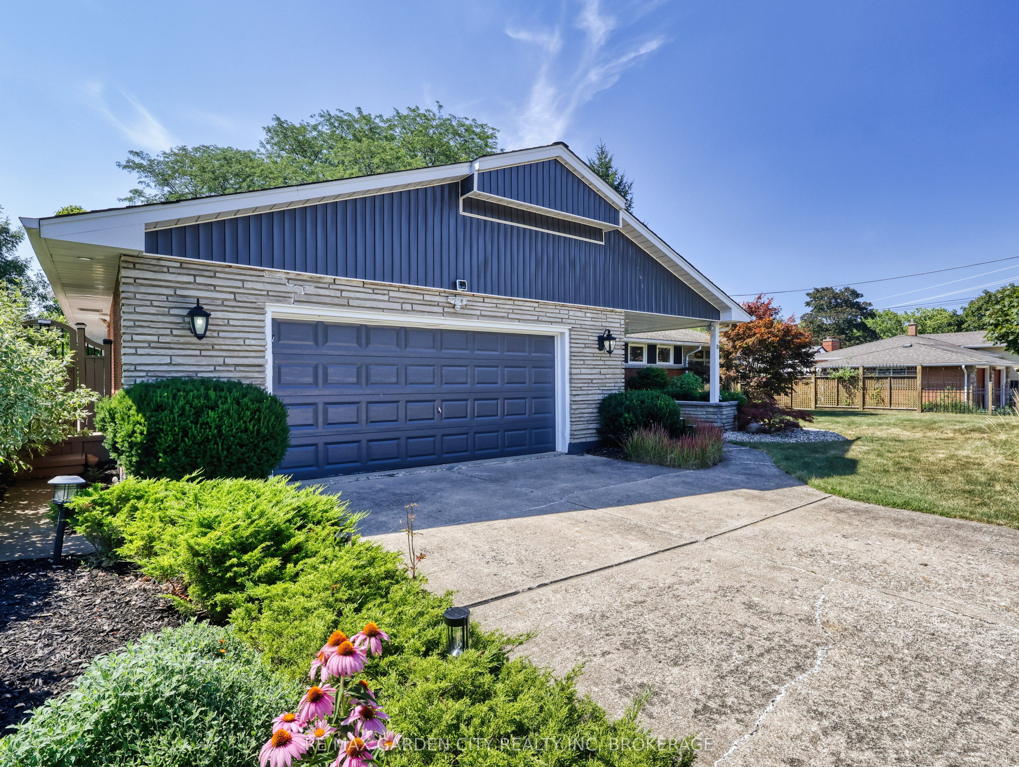 28 Marsdale Dr Property Photo