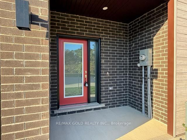 24 Oak Forest Common Crescent Property Photo 2