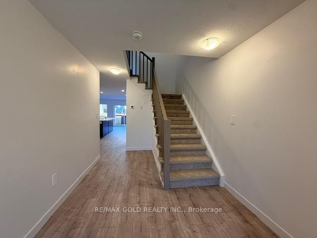 24 Oak Forest Common Crescent Property Photo 3