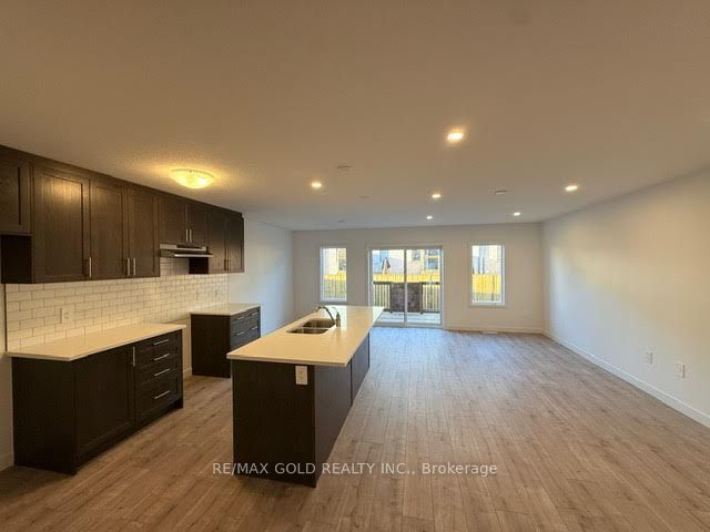 24 Oak Forest Common Crescent Property Photo 4